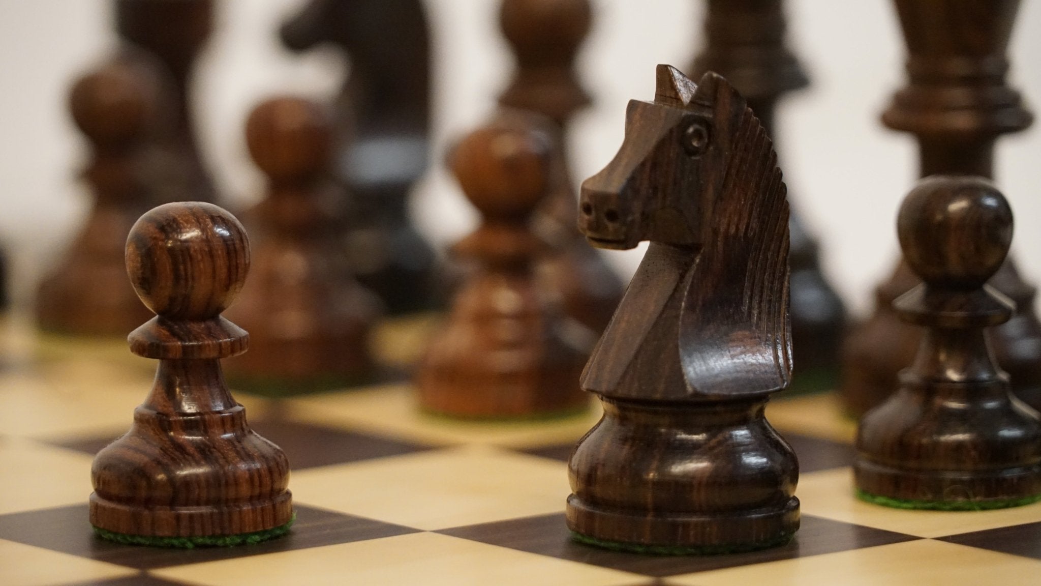 Découvrez la marque de jeux d'échecs artisanaux Chopra Chess - Rouge et Noir