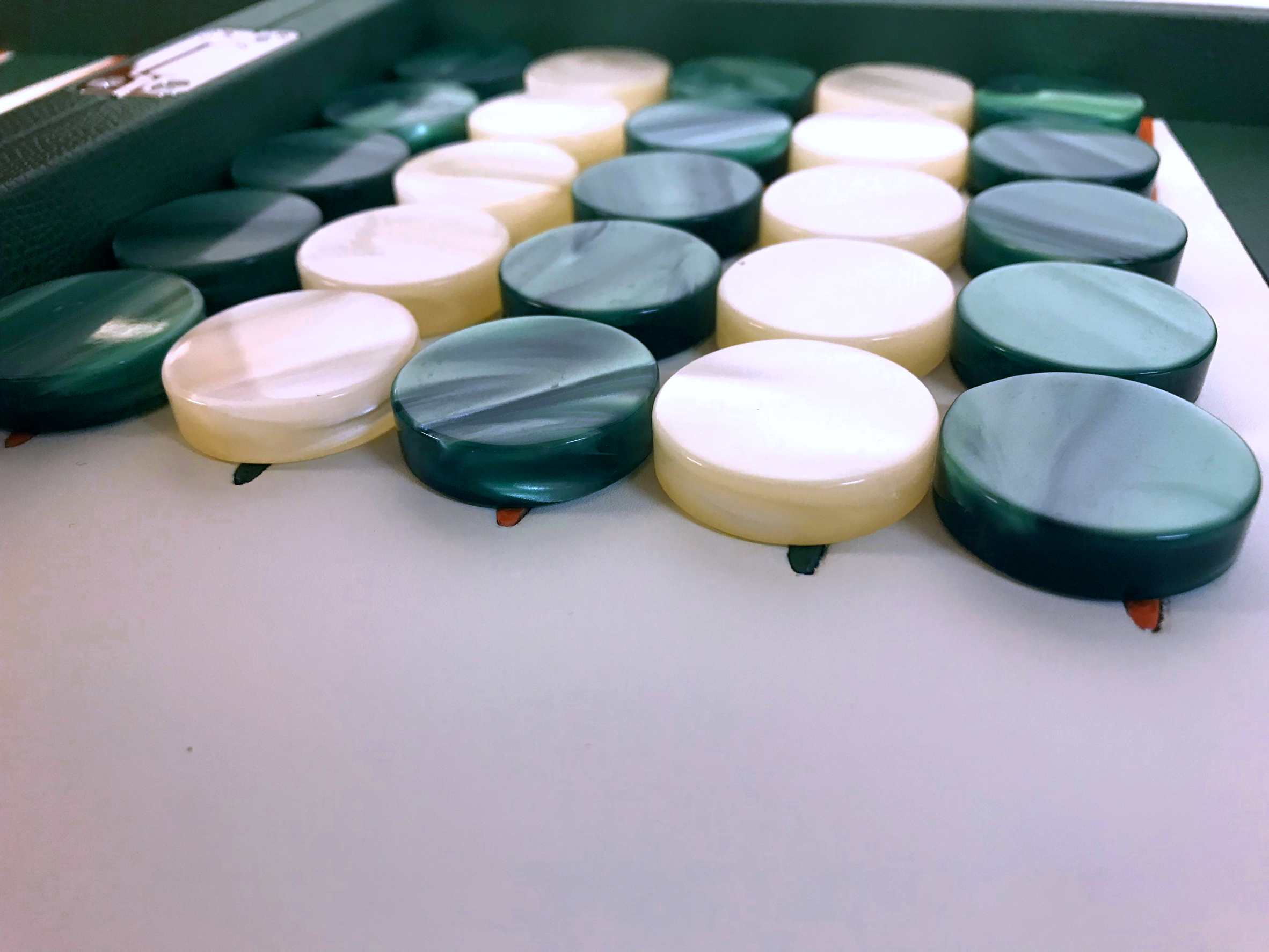 Pions de backgammon en acetate nacrés - Ivoire / Vert - Pions de backgammon cadeau bel objet - Rouge et Noir