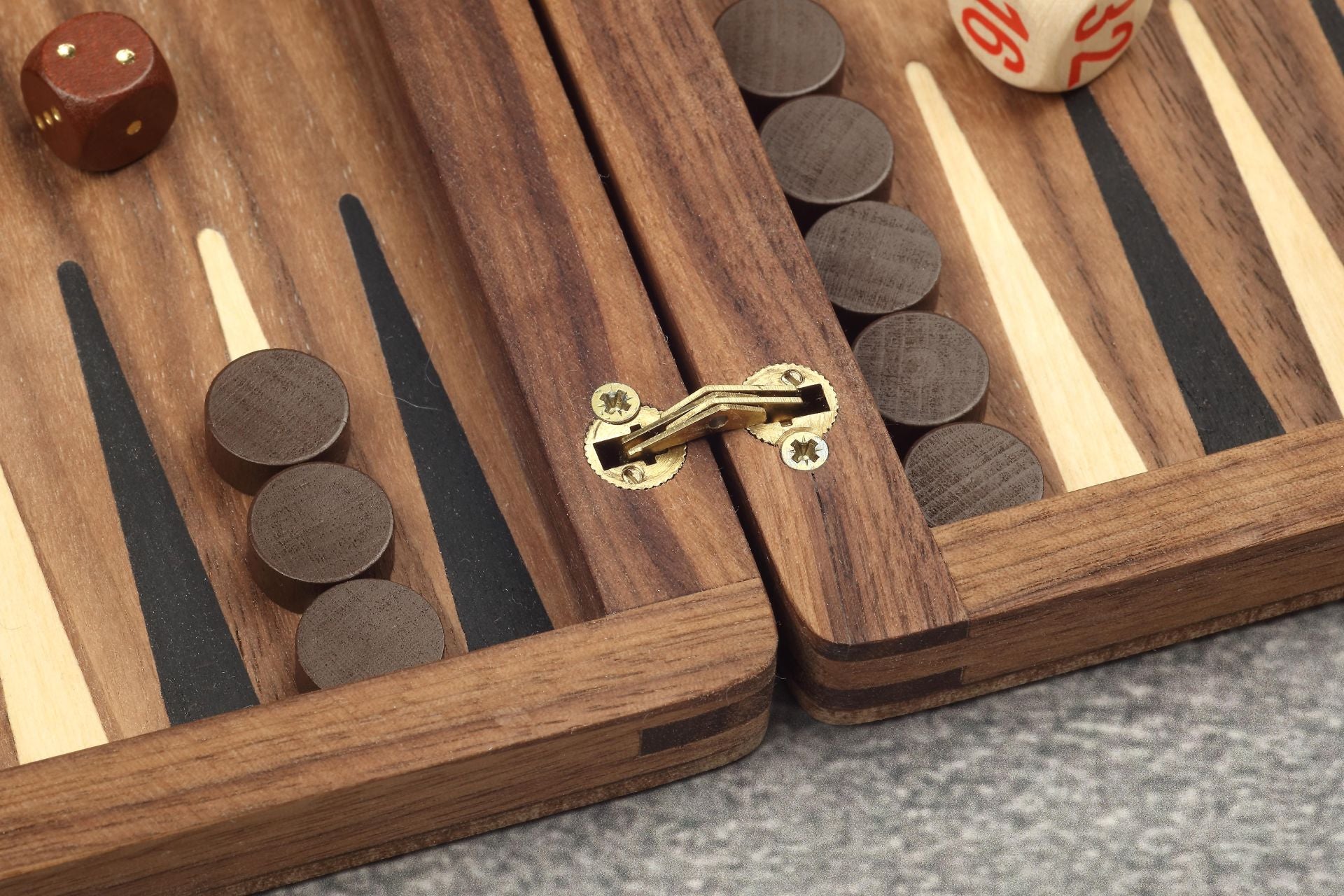 Backgammon de voyage en bois marqueté - Magnétique - Noyer - Backgammon de voyage en bois marqueté de voyage - Rouge et Noir