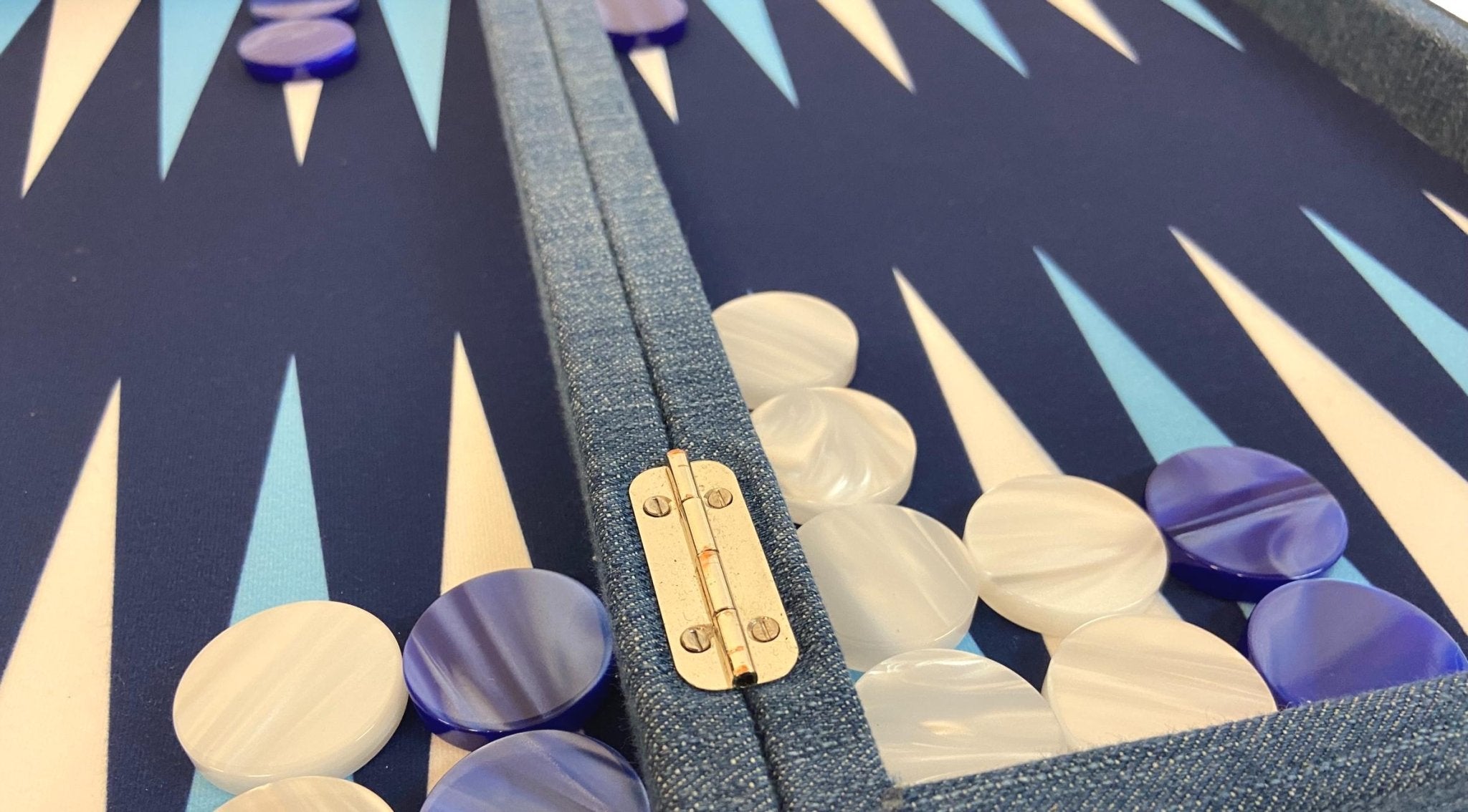 Backgammon Hector Saxe - Jeans Bleu Clair - Grand - Backgammon en cuir vegan - Rouge et Noir