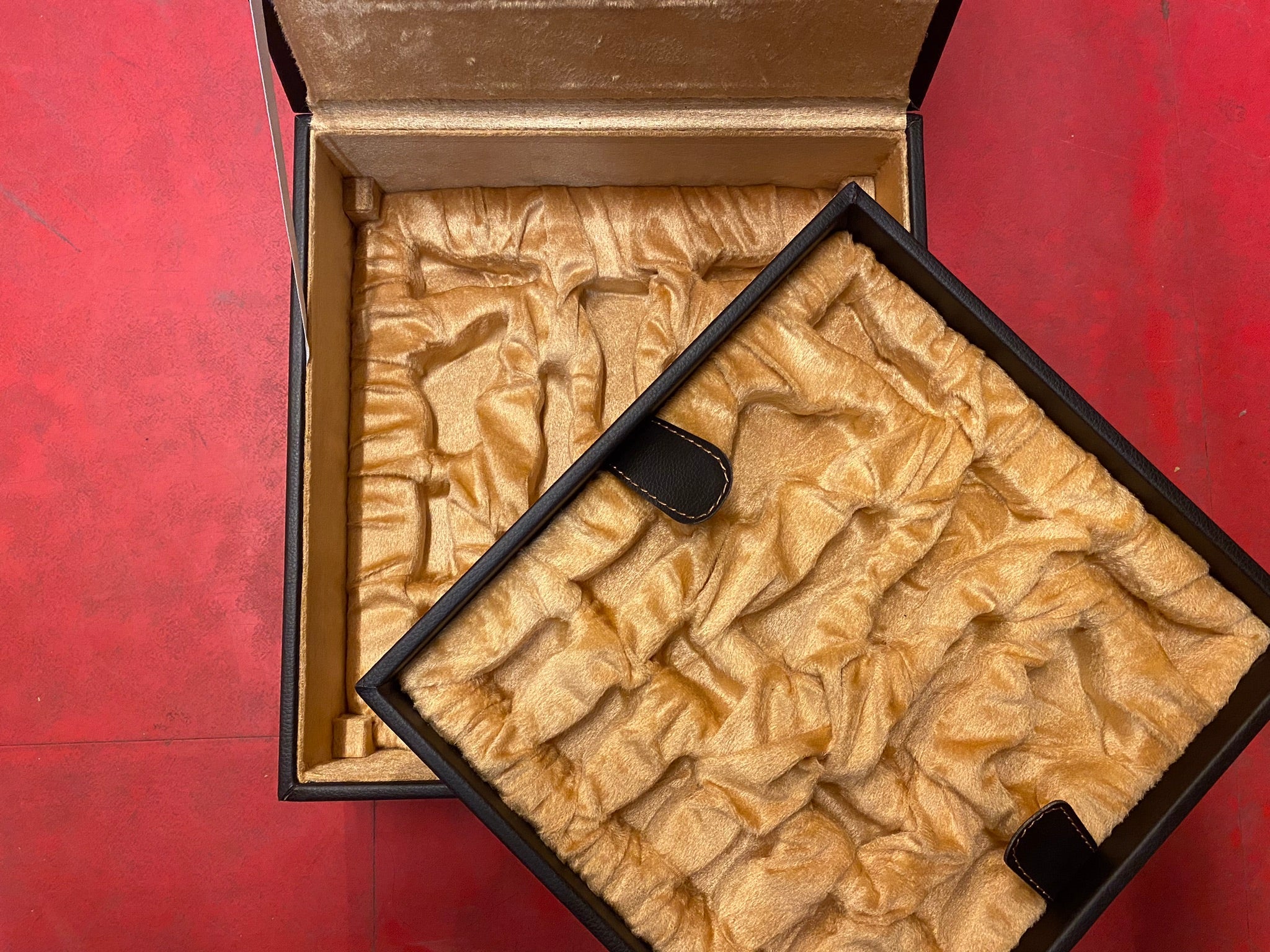 Coffre Luxe Cuir pour pièces d'échecs - Taille 5/6 - Vide - jeu d'échecs accessoire d'échecs boite d'échecs - Rouge et Noir