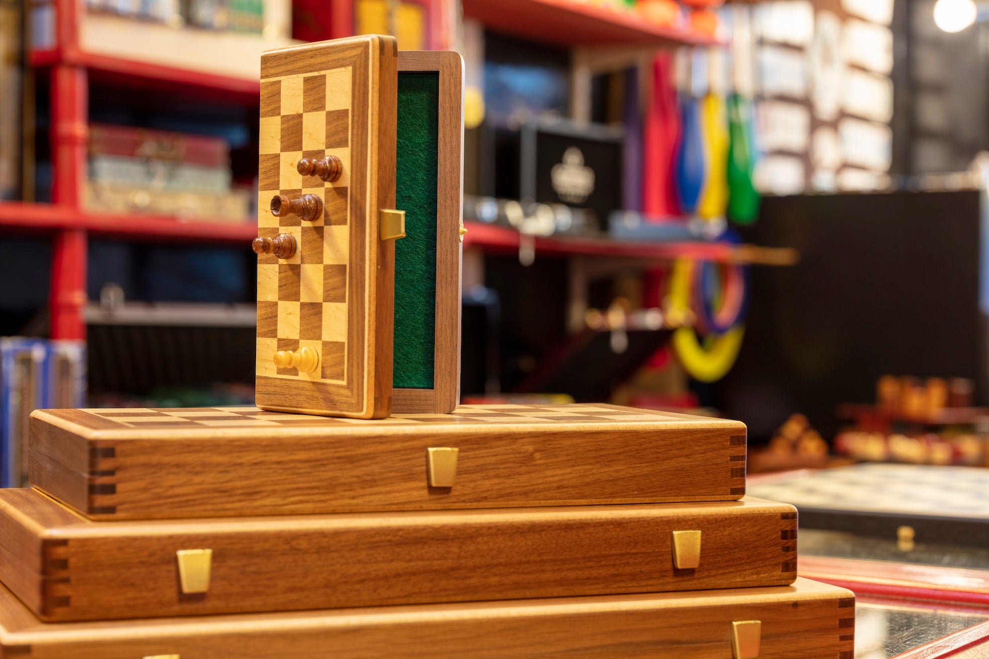 Coffret d'échecs en bois pliant - Ulbrich - Noyer / Erable moucheté - Moyen Modèle - Coffre d'échecs et jeu d'échecs de voyage - Rouge et Noir