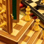 Coffret d'échecs en bois pliant - Ulbrich - Noyer / Erable moucheté - Moyen Modèle - Coffre d'échecs et jeu d'échecs de voyage - Rouge et Noir