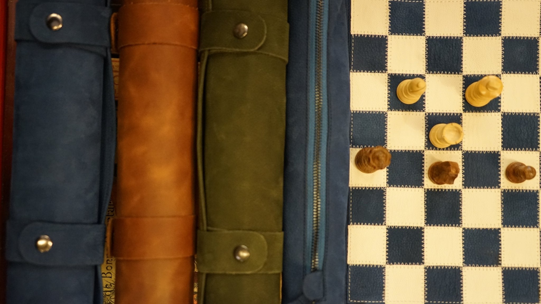 Ensemble d'échecs roulable magnétique - Cuir véritable - Bleu - ensemble d'échecs luxe classique jeu d'échecs de voyage en cuir véritable - Rouge et Noir