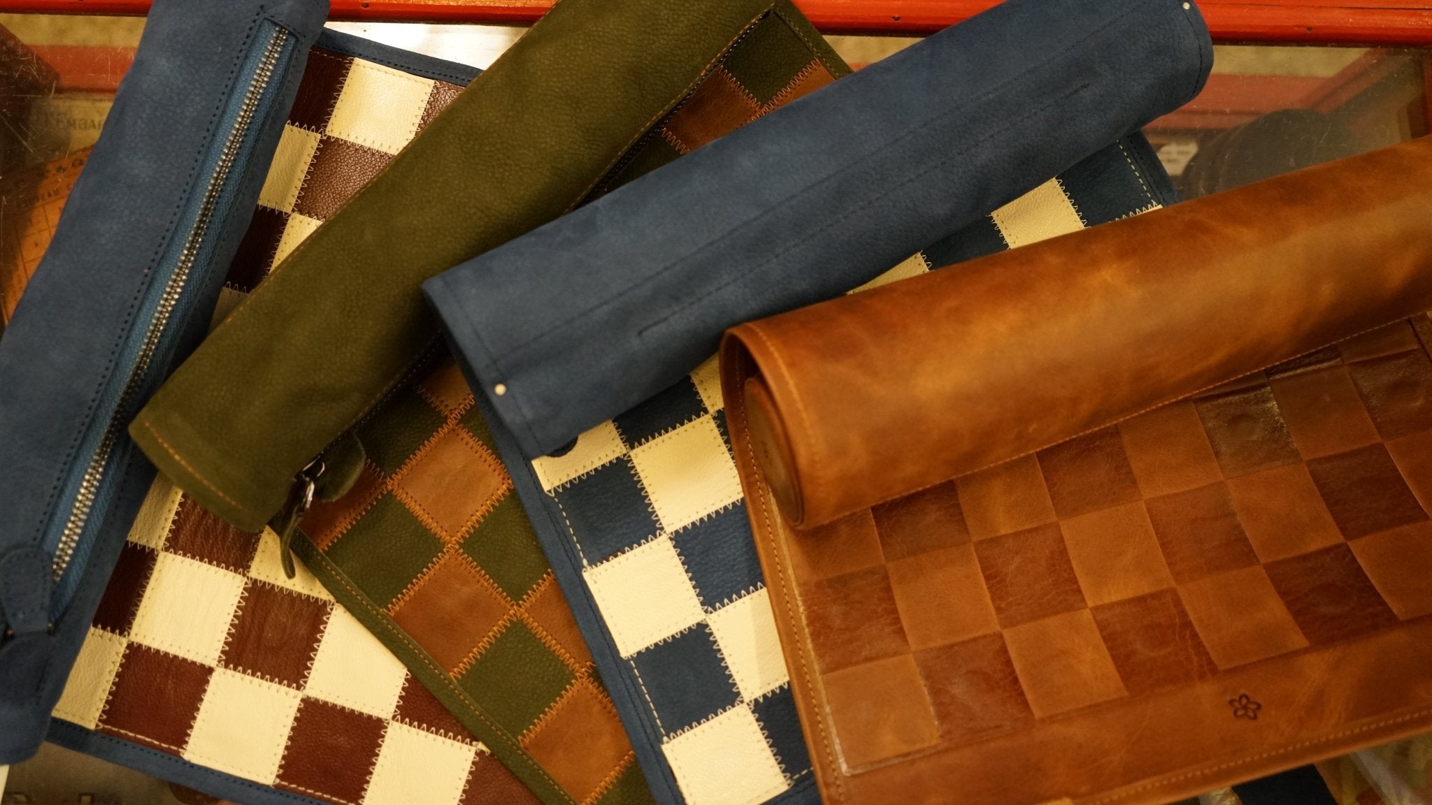 Ensemble d'échecs roulable magnétique - Cuir véritable - Classique - ensemble d'échecs luxe classique jeu d'échecs échecs de voyage en cuir véritable - Rouge et Noir