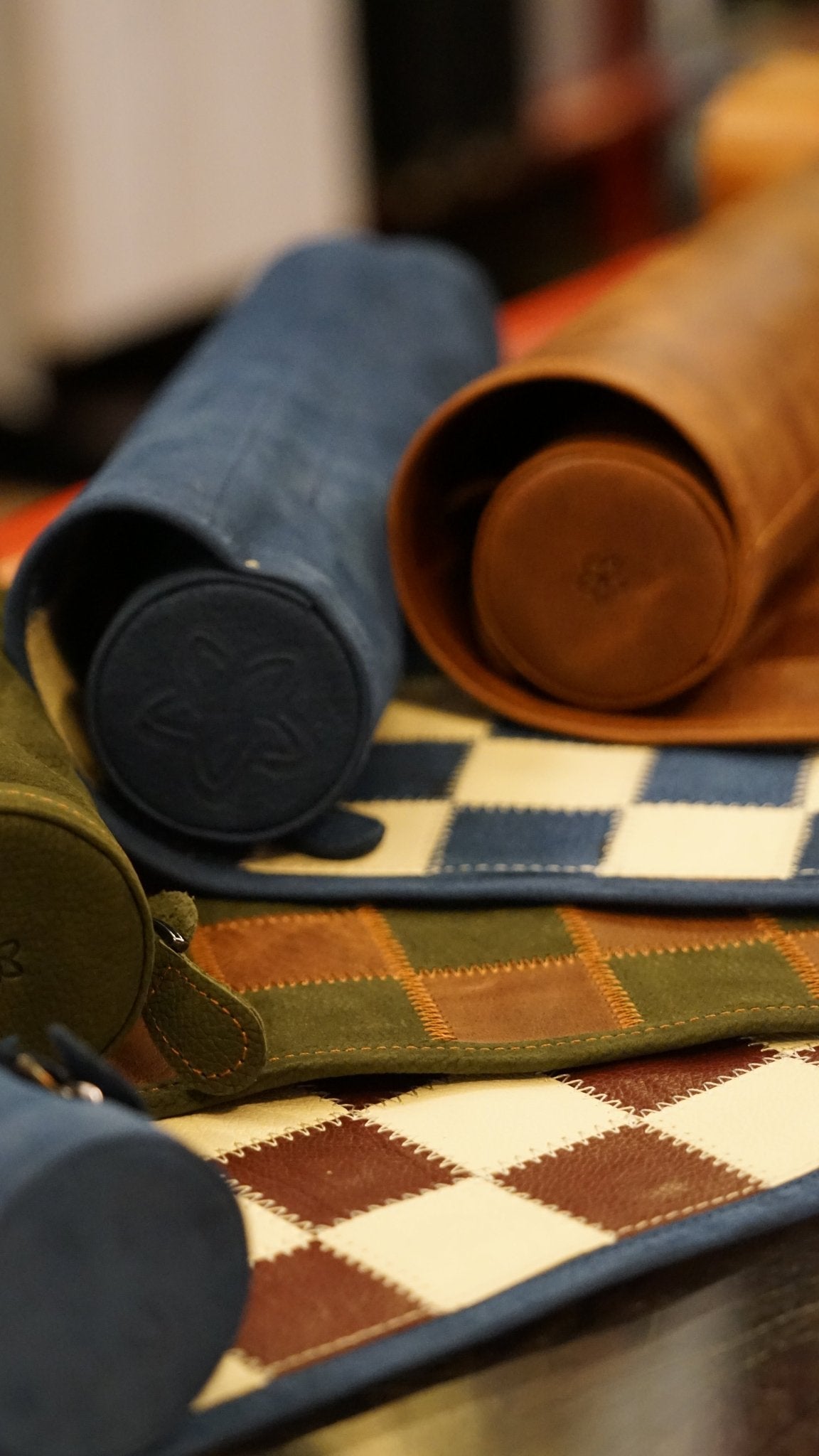 Ensemble d'échecs roulable magnétique - Cuir véritable - Classique - ensemble d'échecs luxe classique jeu d'échecs échecs de voyage en cuir véritable - Rouge et Noir