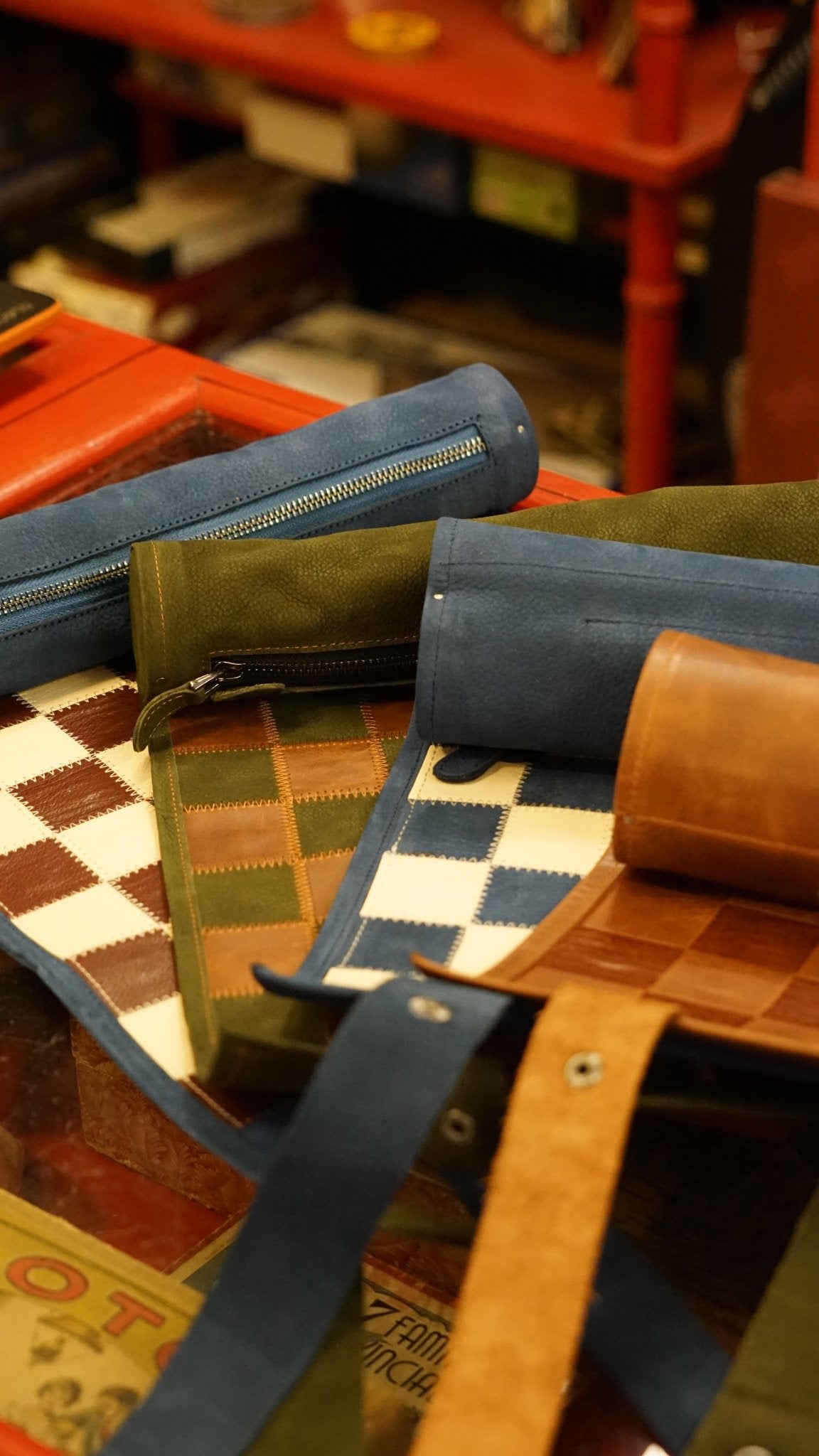 Ensemble d'échecs roulable magnétique - Cuir véritable - Classique - ensemble d'échecs luxe classique jeu d'échecs échecs de voyage en cuir véritable - Rouge et Noir