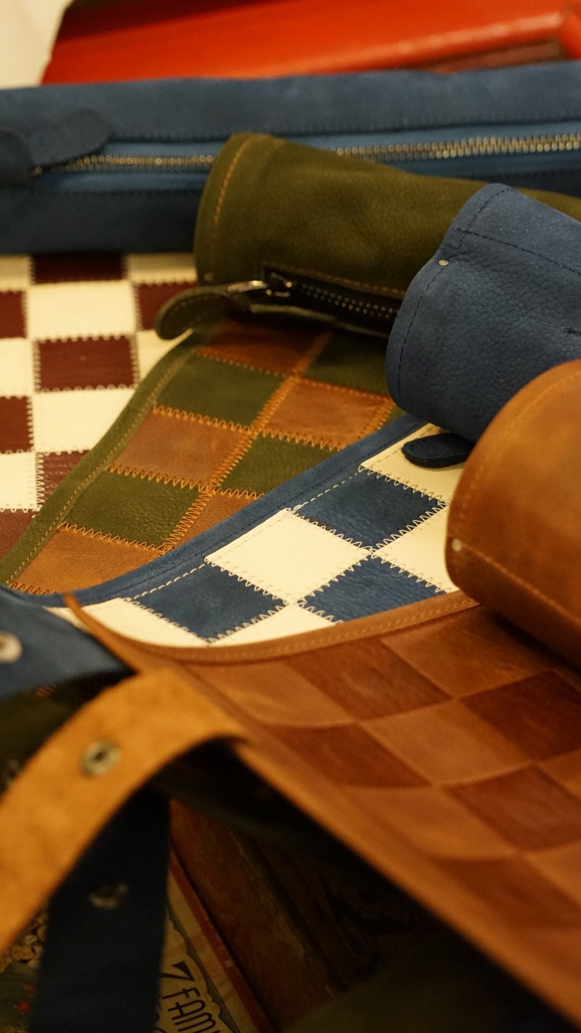 Ensemble d'échecs roulable magnétique - Cuir véritable - Classique - ensemble d'échecs luxe classique jeu d'échecs échecs de voyage en cuir véritable - Rouge et Noir