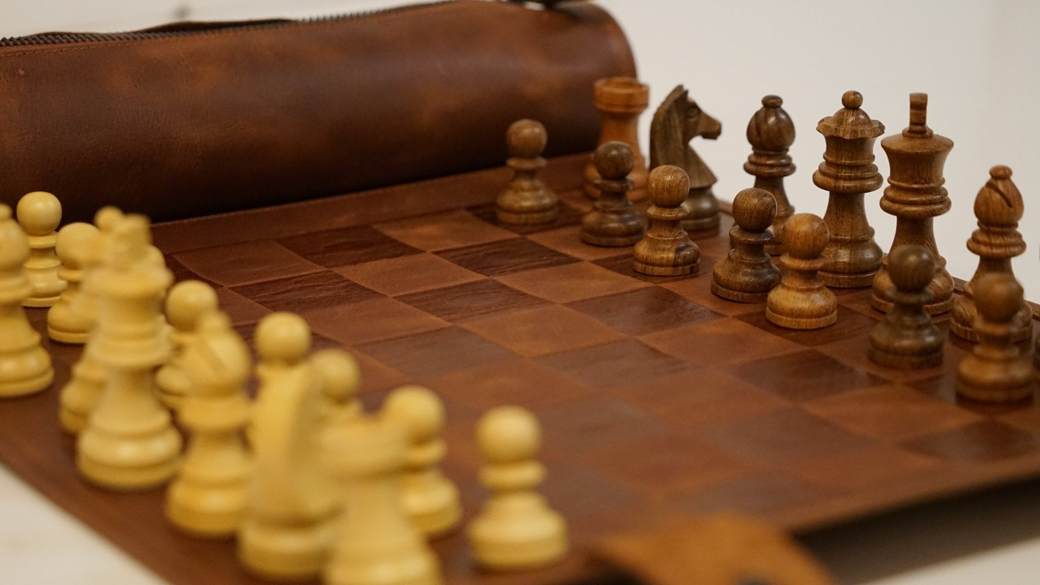 Ensemble d'échecs roulable magnétique - Cuir véritable - Classique - ensemble d'échecs luxe classique jeu d'échecs échecs de voyage en cuir véritable - Rouge et Noir