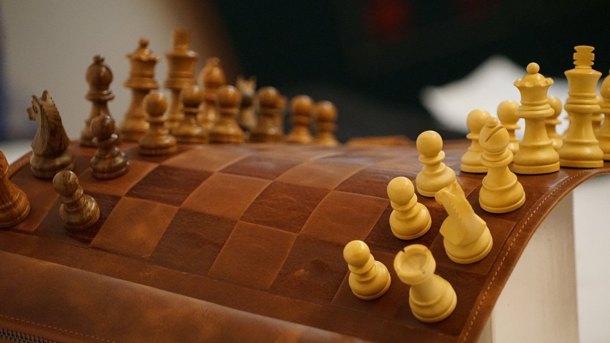 Ensemble d'échecs roulable magnétique - Cuir véritable - Classique - ensemble d'échecs luxe classique jeu d'échecs échecs de voyage en cuir véritable - Rouge et Noir