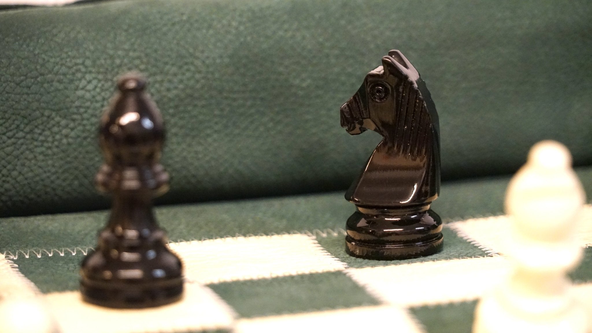Ensemble d'échecs roulable magnétique - Cuir véritable - Vert - ensemble d'échecs luxe classique jeu d'échecs de voyage en cuir véritable - Rouge et Noir