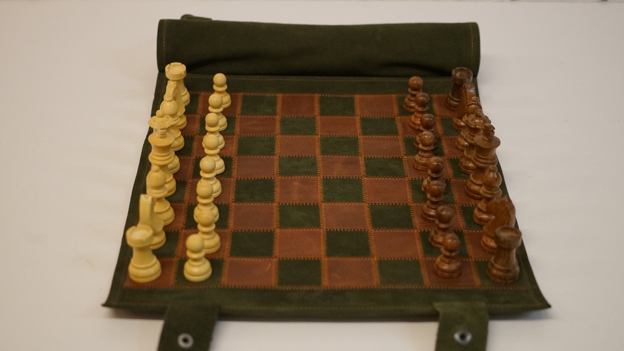 Ensemble d'échecs roulable magnétique - Cuir véritable - Vert / intérieur doré - ensemble d'échecs luxe classique jeu d'échecs échecs de voyage en cuir véritable - Rouge et Noir