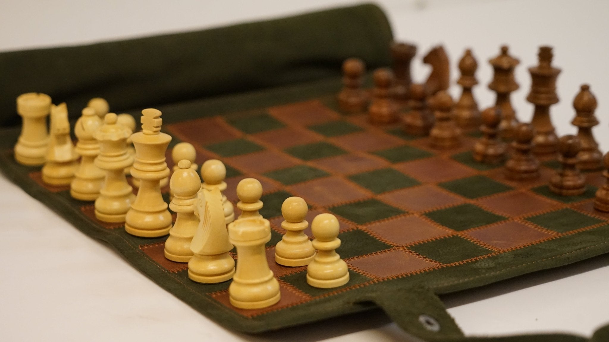 Ensemble d'échecs roulable magnétique - Cuir véritable - Vert / intérieur doré - ensemble d'échecs luxe classique jeu d'échecs échecs de voyage en cuir véritable - Rouge et Noir