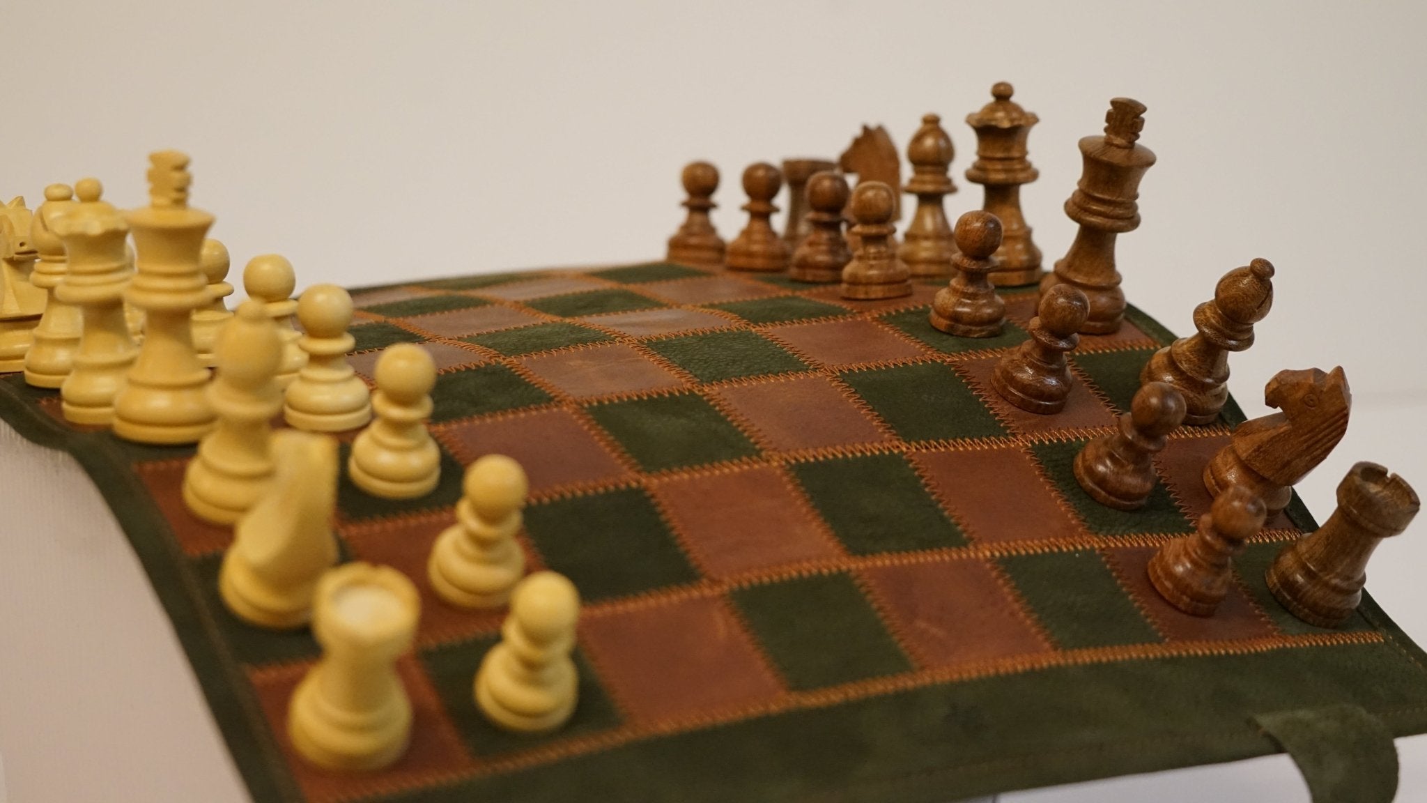 Ensemble d'échecs roulable magnétique - Cuir véritable - Vert / intérieur doré - ensemble d'échecs luxe classique jeu d'échecs échecs de voyage en cuir véritable - Rouge et Noir