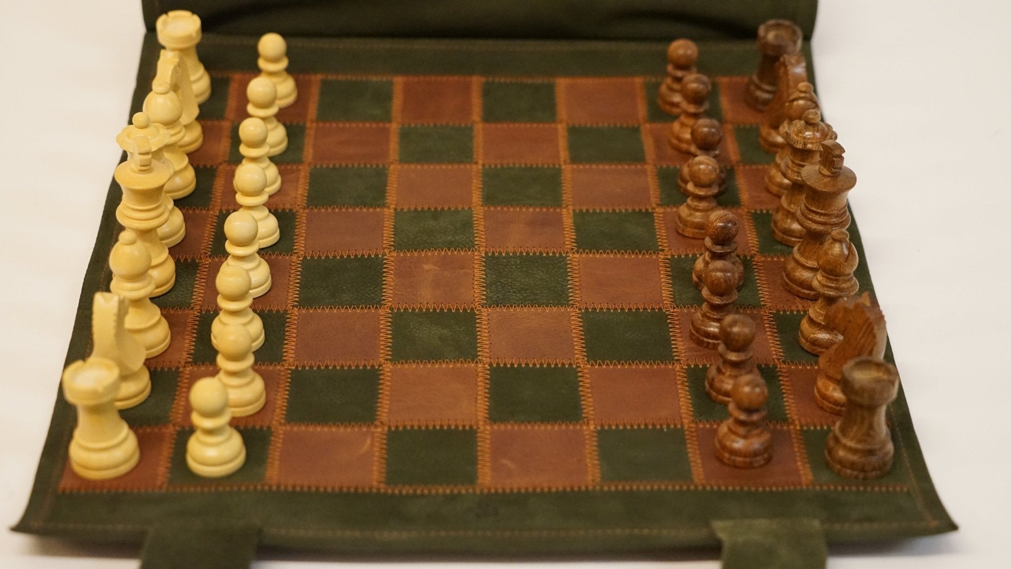 Ensemble d'échecs roulable magnétique - Cuir véritable - Vert / intérieur doré - ensemble d'échecs luxe classique jeu d'échecs échecs de voyage en cuir véritable - Rouge et Noir