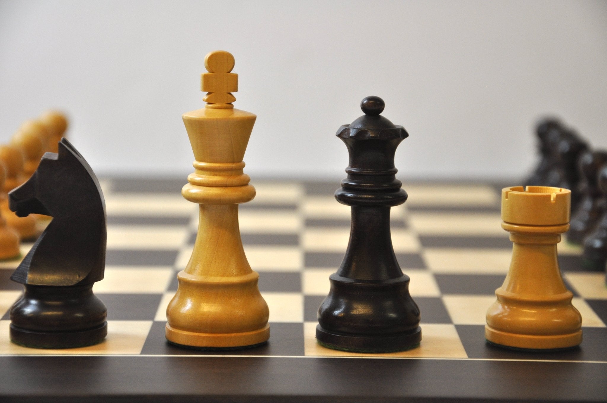 Ensemble design Français Wengé biseauté - Pièces buis teintées - ensemble d'échecs classique - Rouge et Noir