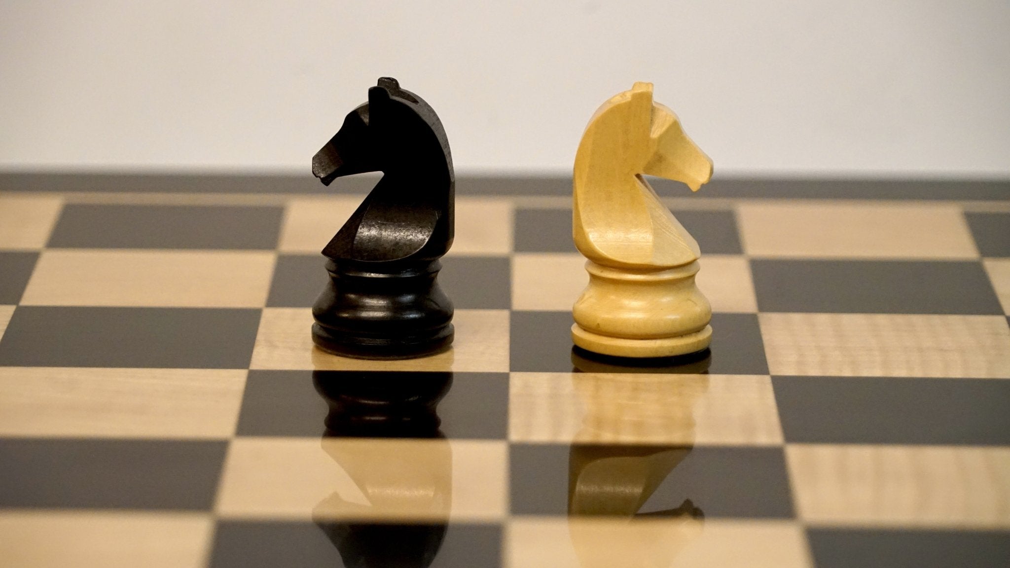 Ensemble Français Chavet - Ebène laqué - Ensemble d’échecs classique - Rouge et Noir