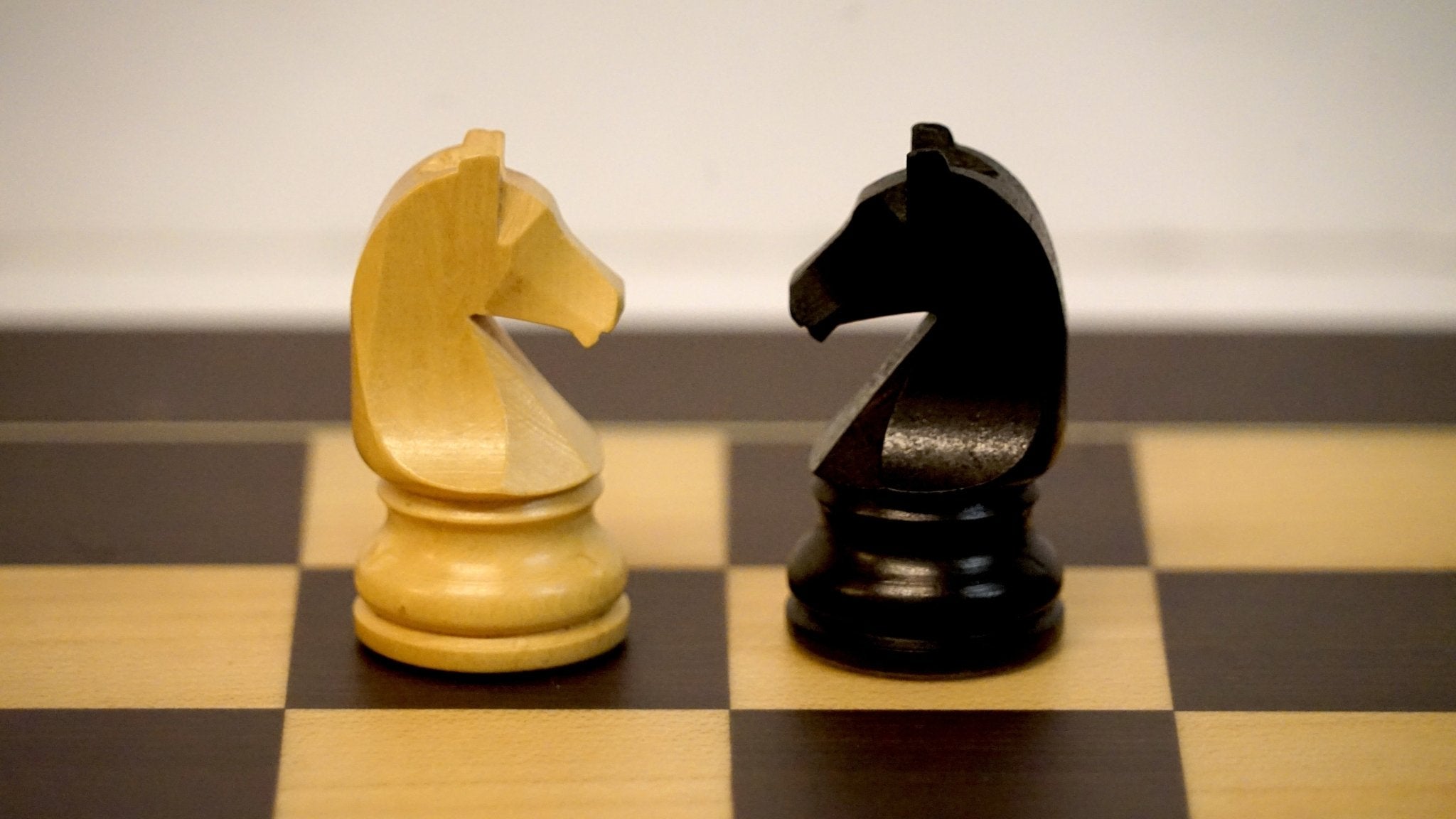 Ensemble Français Chavet - Wengé biseauté - Ensemble d’échecs classique - Rouge et Noir