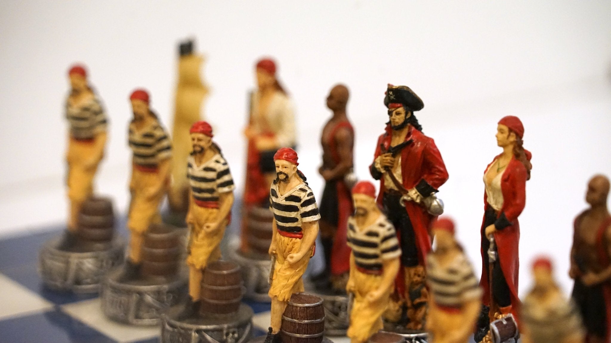 Ensemble Pirates contre la Marine - Laqué bleu - ensemble échecs décoratif - Rouge et Noir