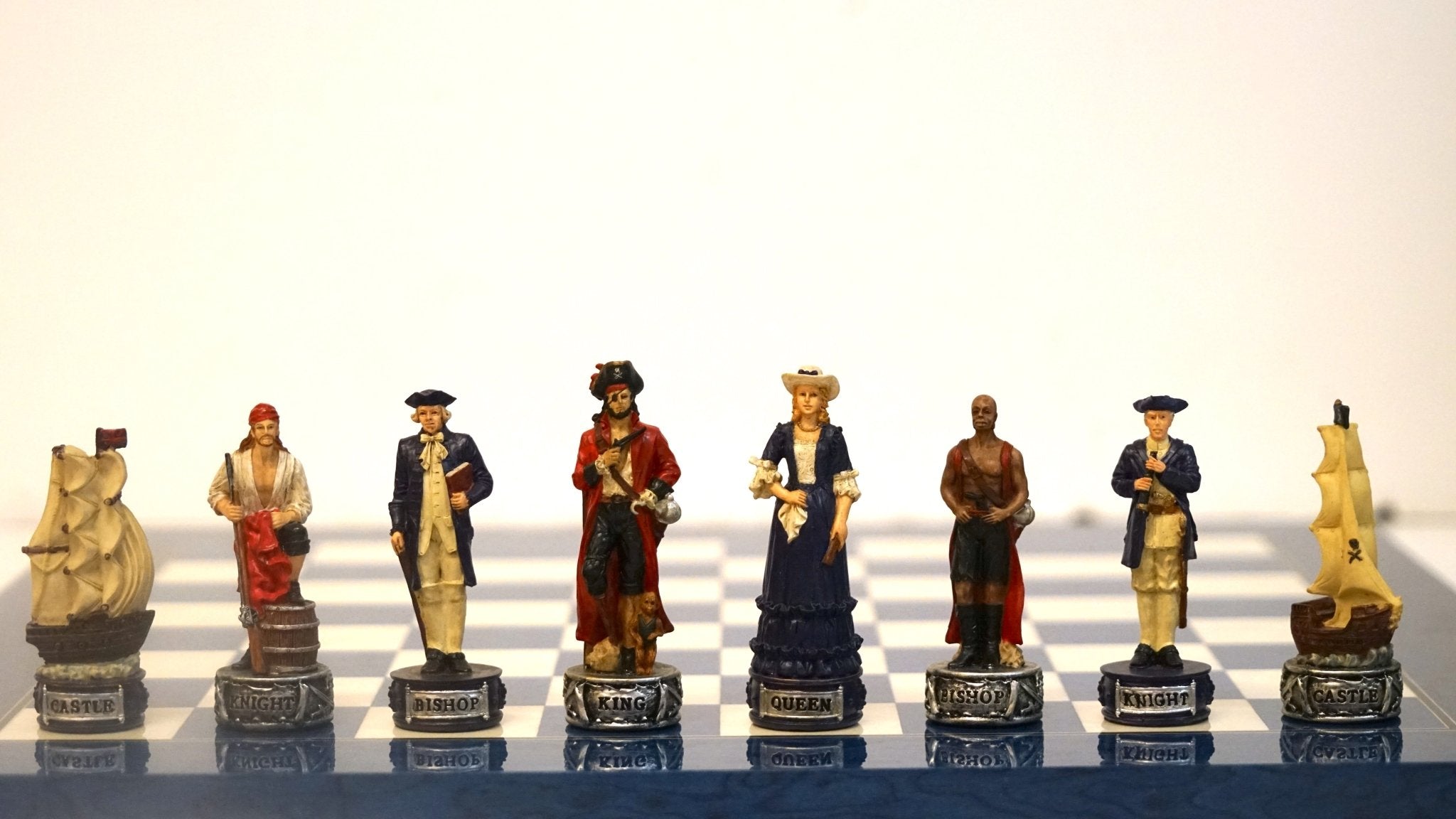 Ensemble Pirates contre la Marine - Laqué bleu - ensemble échecs décoratif - Rouge et Noir