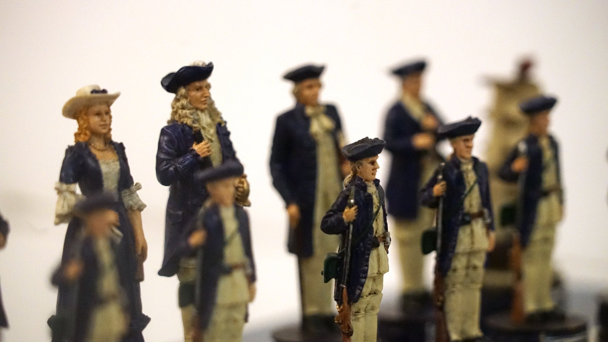 Ensemble Pirates contre la Marine - Laqué bleu - ensemble échecs décoratif - Rouge et Noir