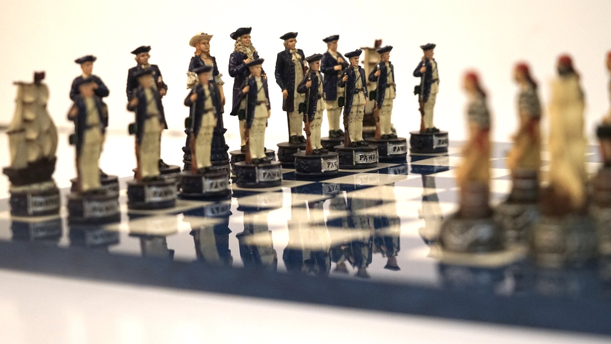 Ensemble Pirates contre la Marine - Laqué bleu - ensemble échecs décoratif - Rouge et Noir