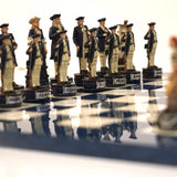 Ensemble Pirates contre la Marine - Laqué bleu - ensemble échecs décoratif - Rouge et Noir