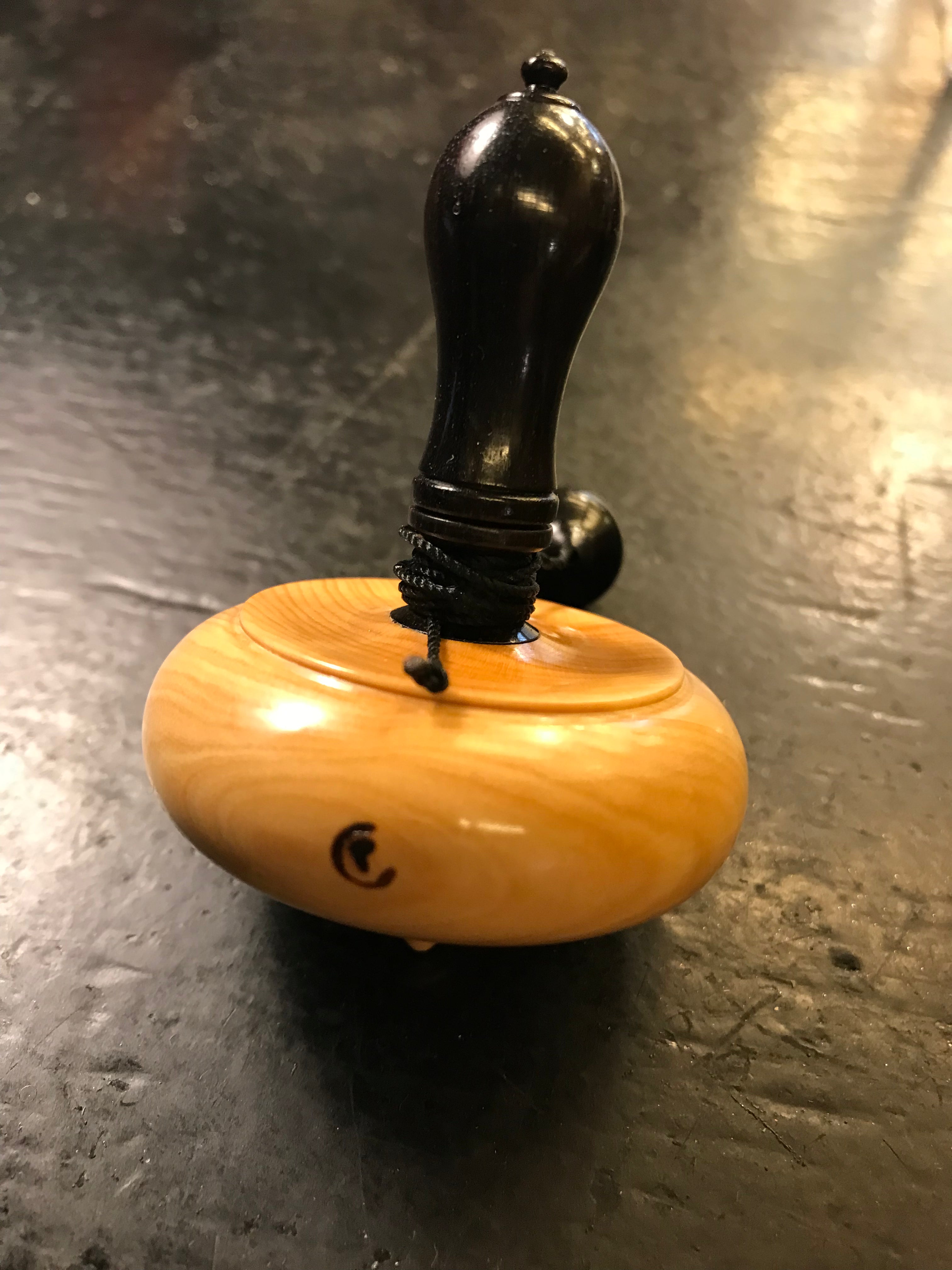 Toupie en buis à bouton d'ébène - Toupies cadeau bel objet - Rouge et Noir