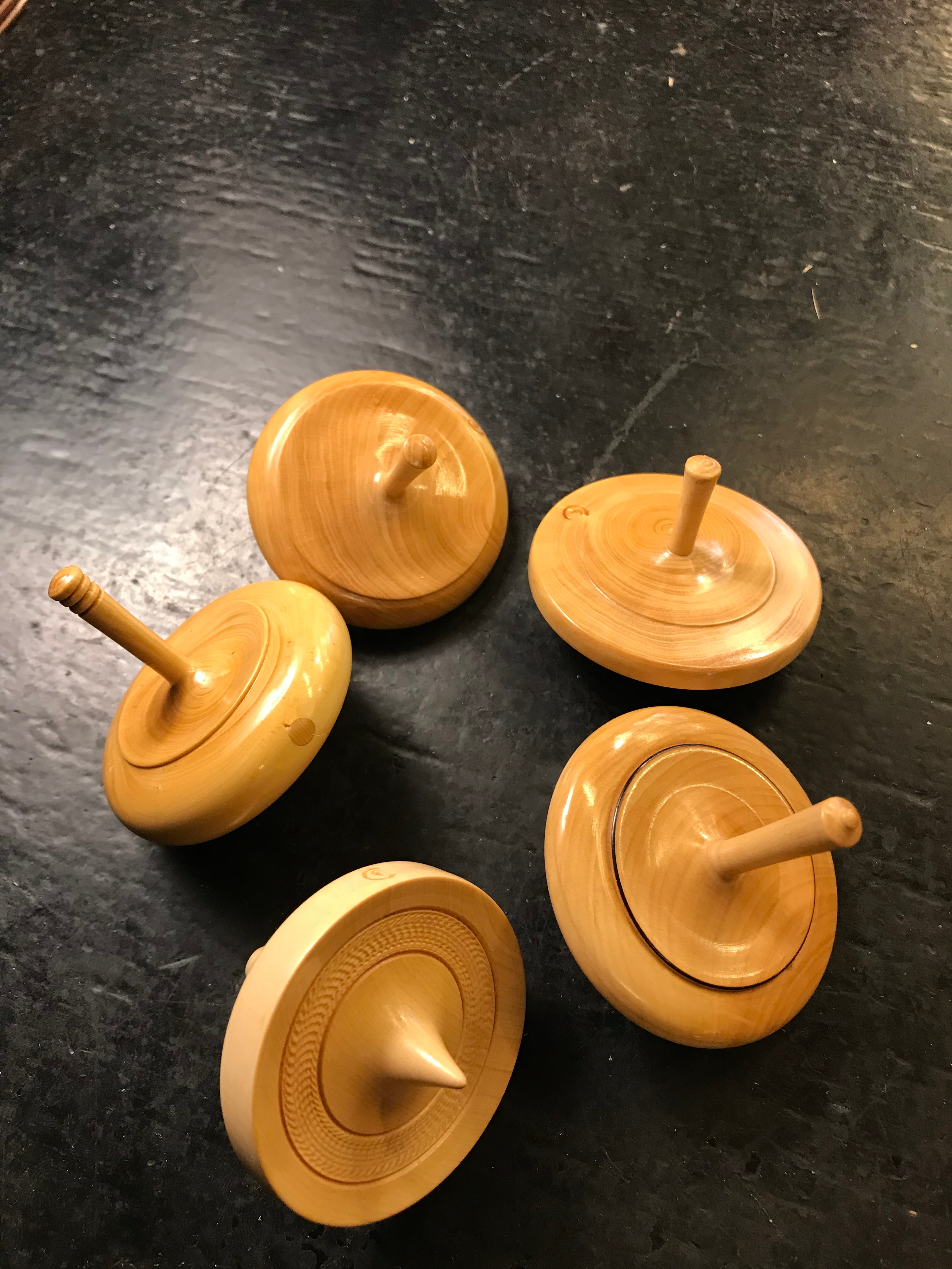 Toupie buis tournée à la main - Toupies cadeau bel objet - Rouge et Noir