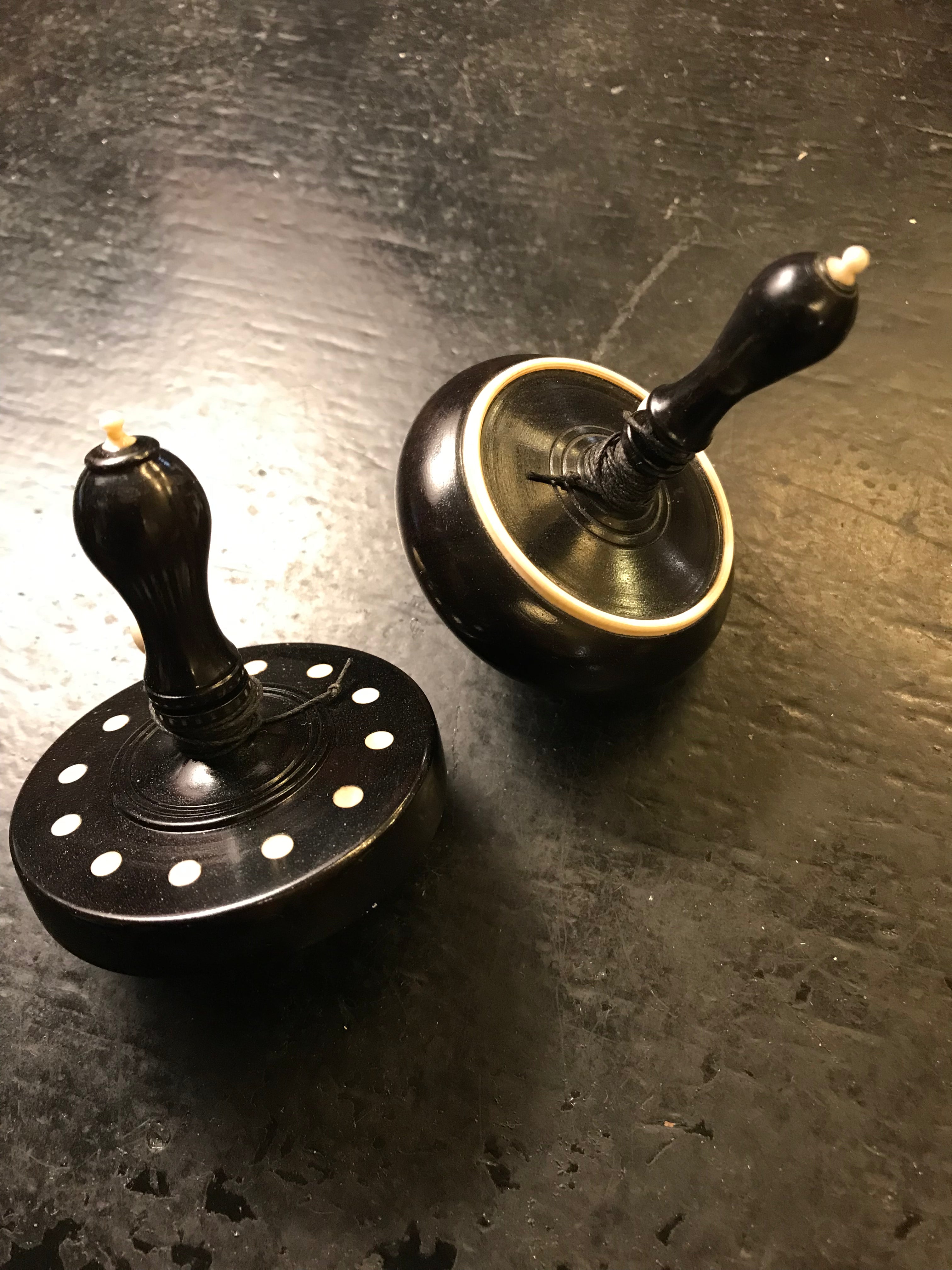 Toupie en ébène et Ivoire à bouton - Toupies cadeau bel objet - Rouge et Noir