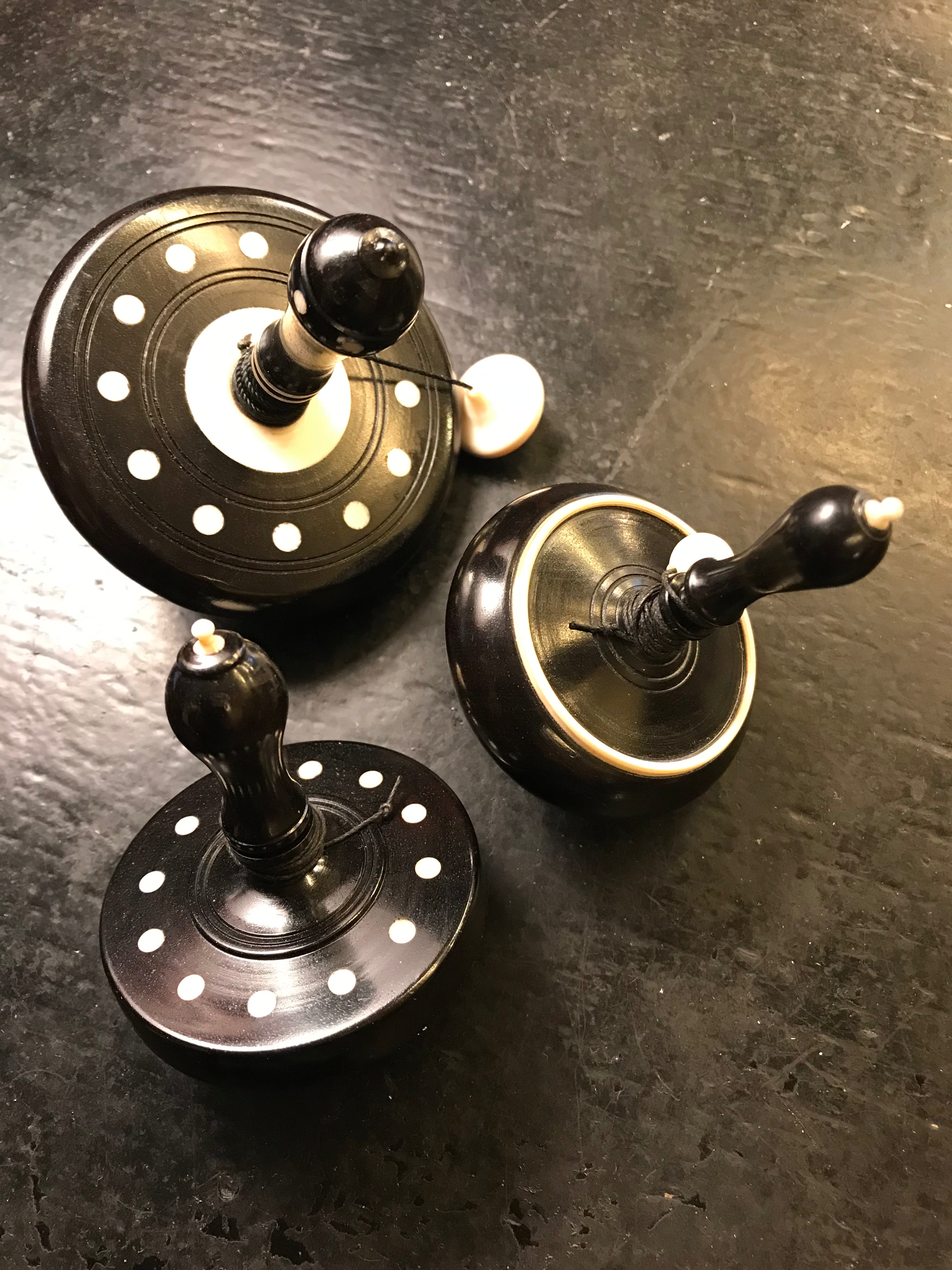 Toupie en ébène et Ivoirine à bouton - GM - Toupies cadeau bel objet - Rouge et Noir