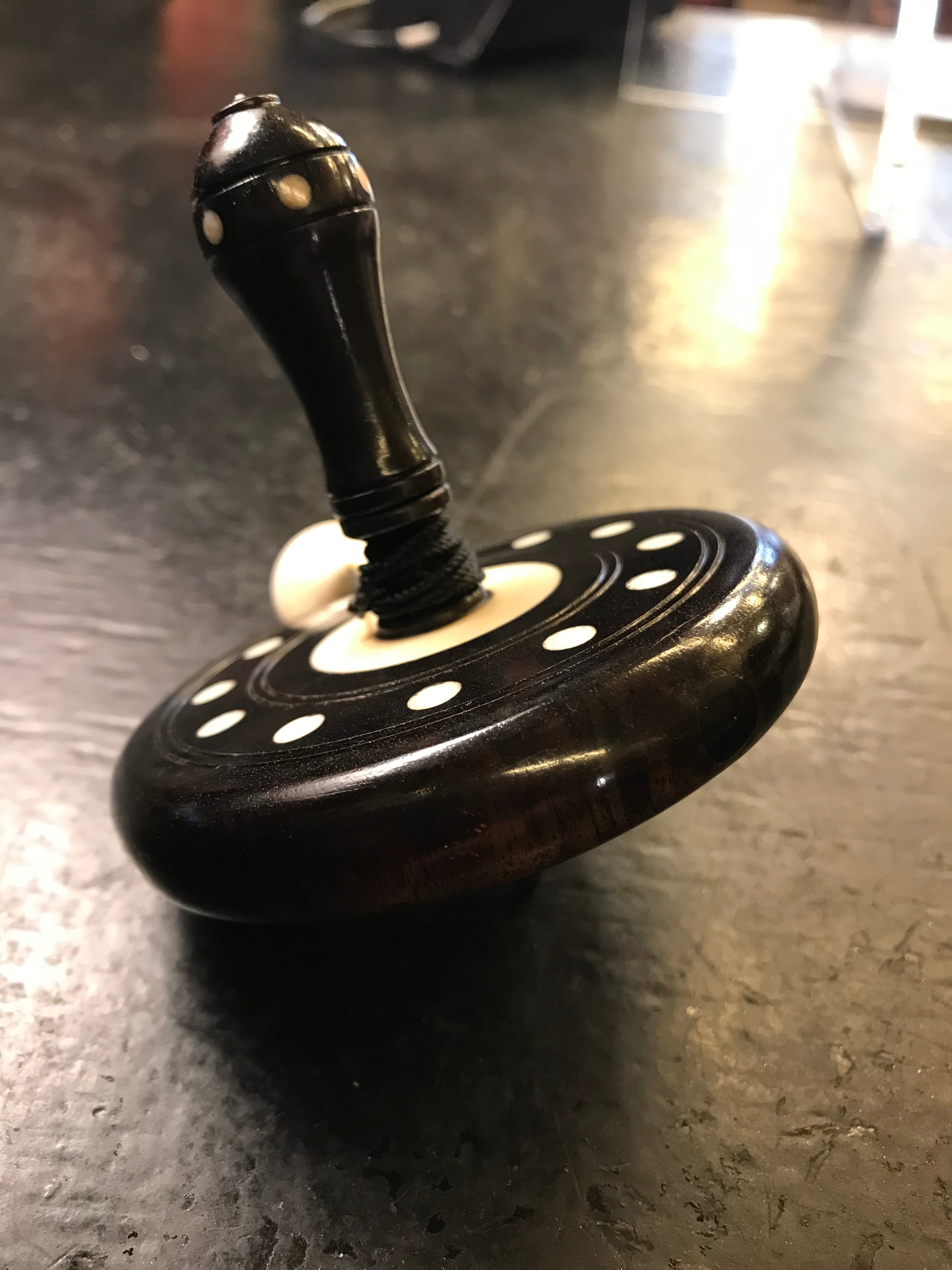 Toupie en ébène et Ivoirine à bouton - GM - Toupies cadeau bel objet - Rouge et Noir