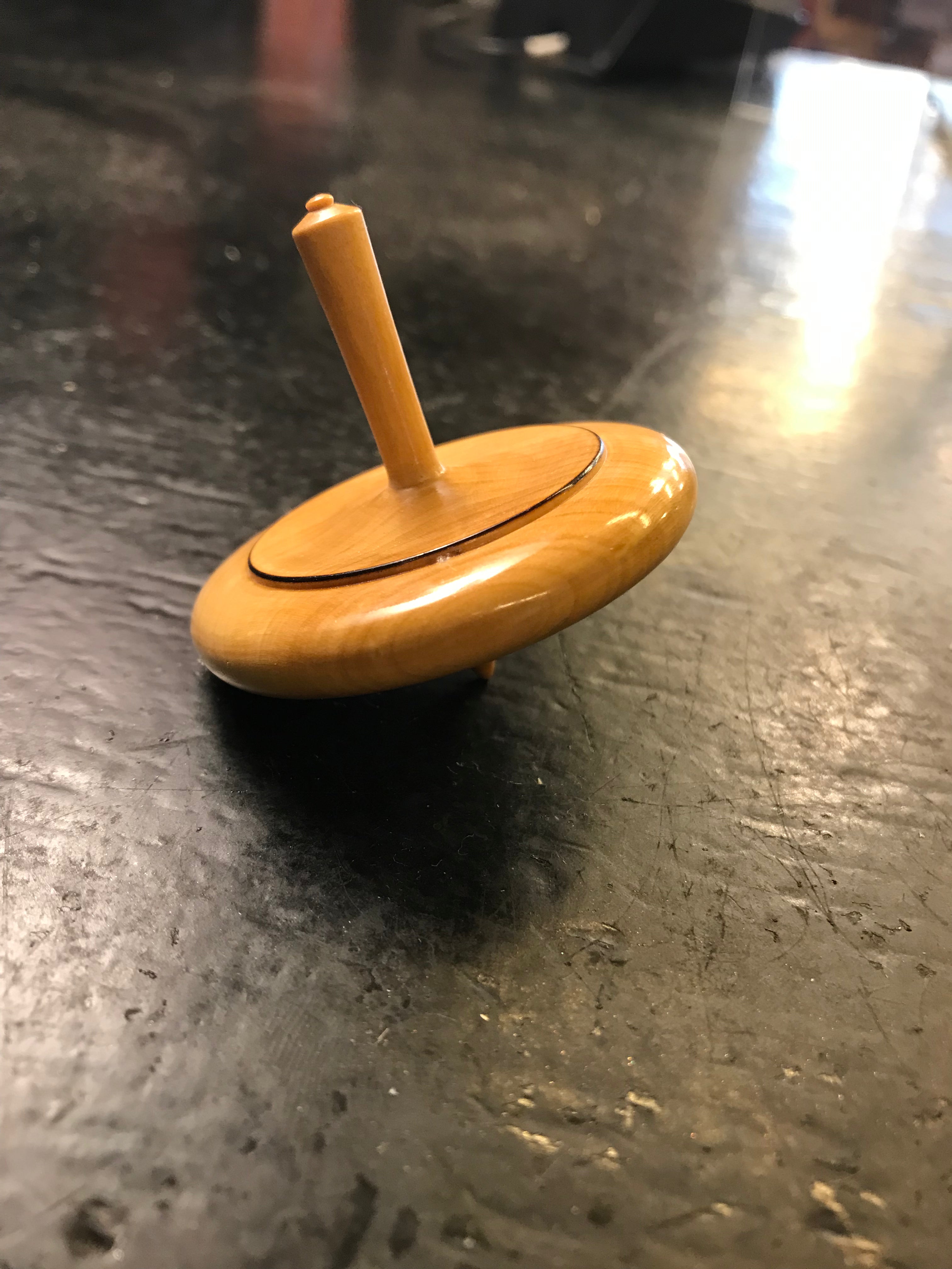 Toupie buis tournée à la main - Toupies cadeau bel objet - Rouge et Noir