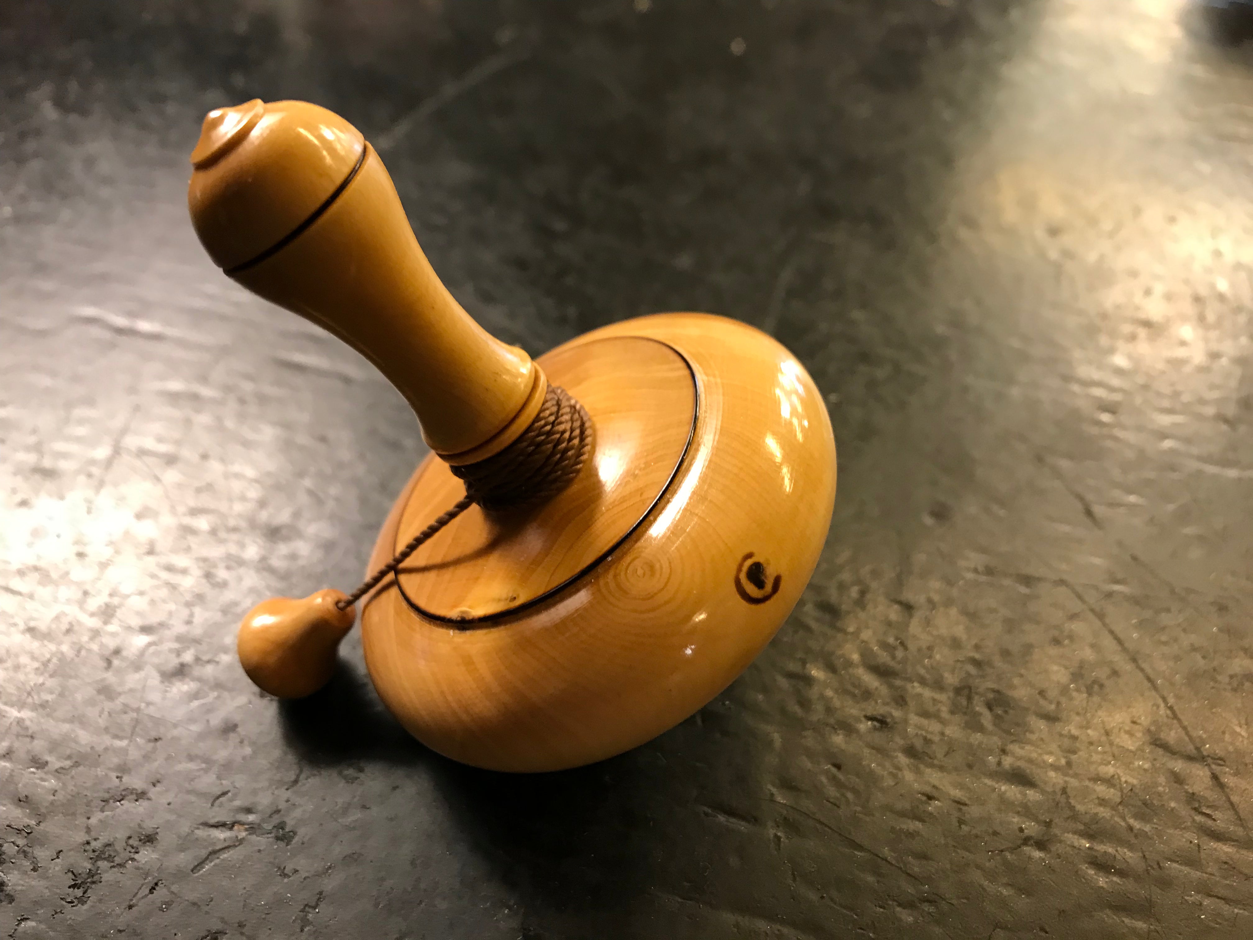 Toupie en buis à bouton - Toupies cadeau bel objet - Rouge et Noir