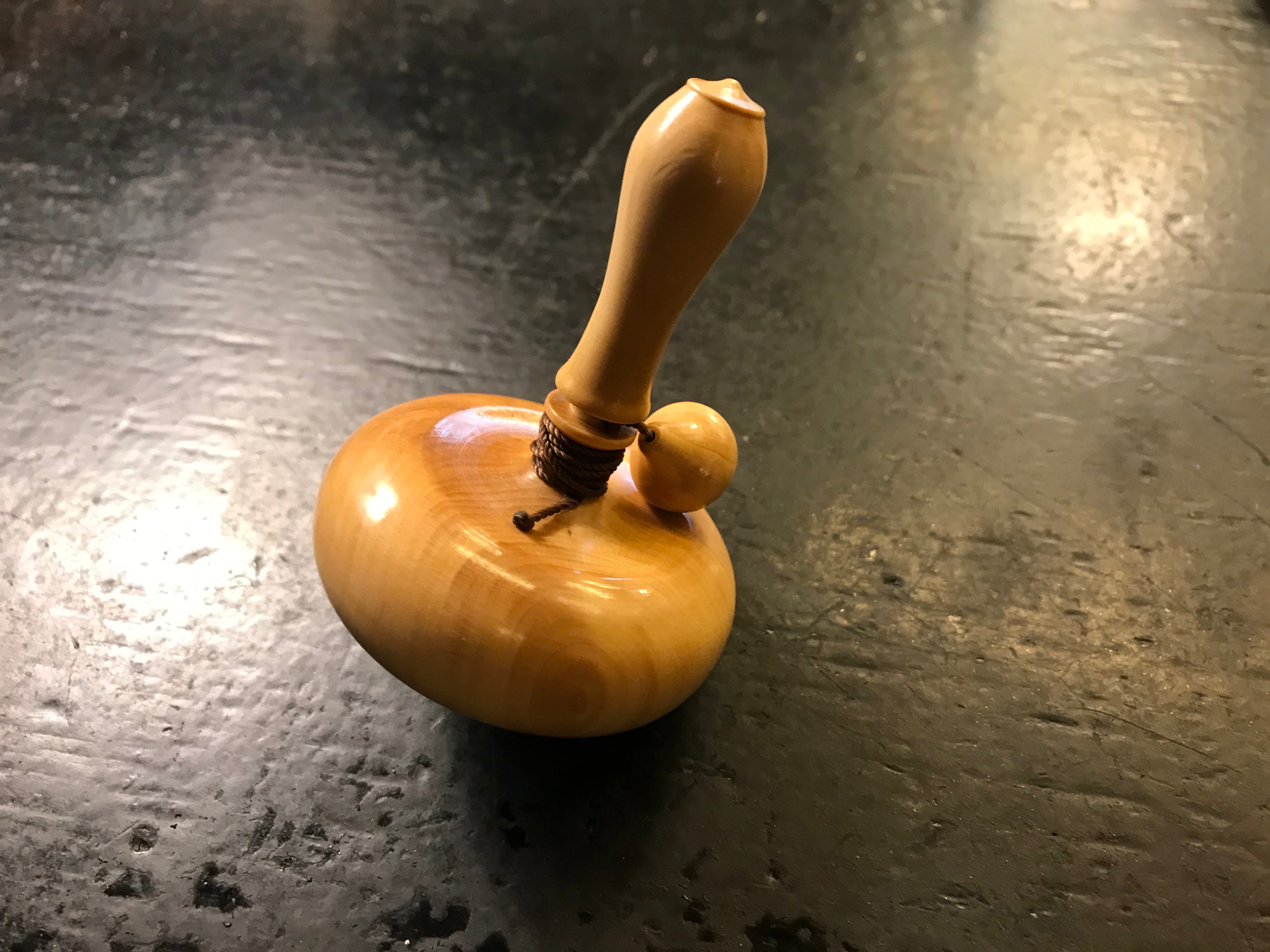 Toupie en buis à bouton - Toupies cadeau bel objet - Rouge et Noir