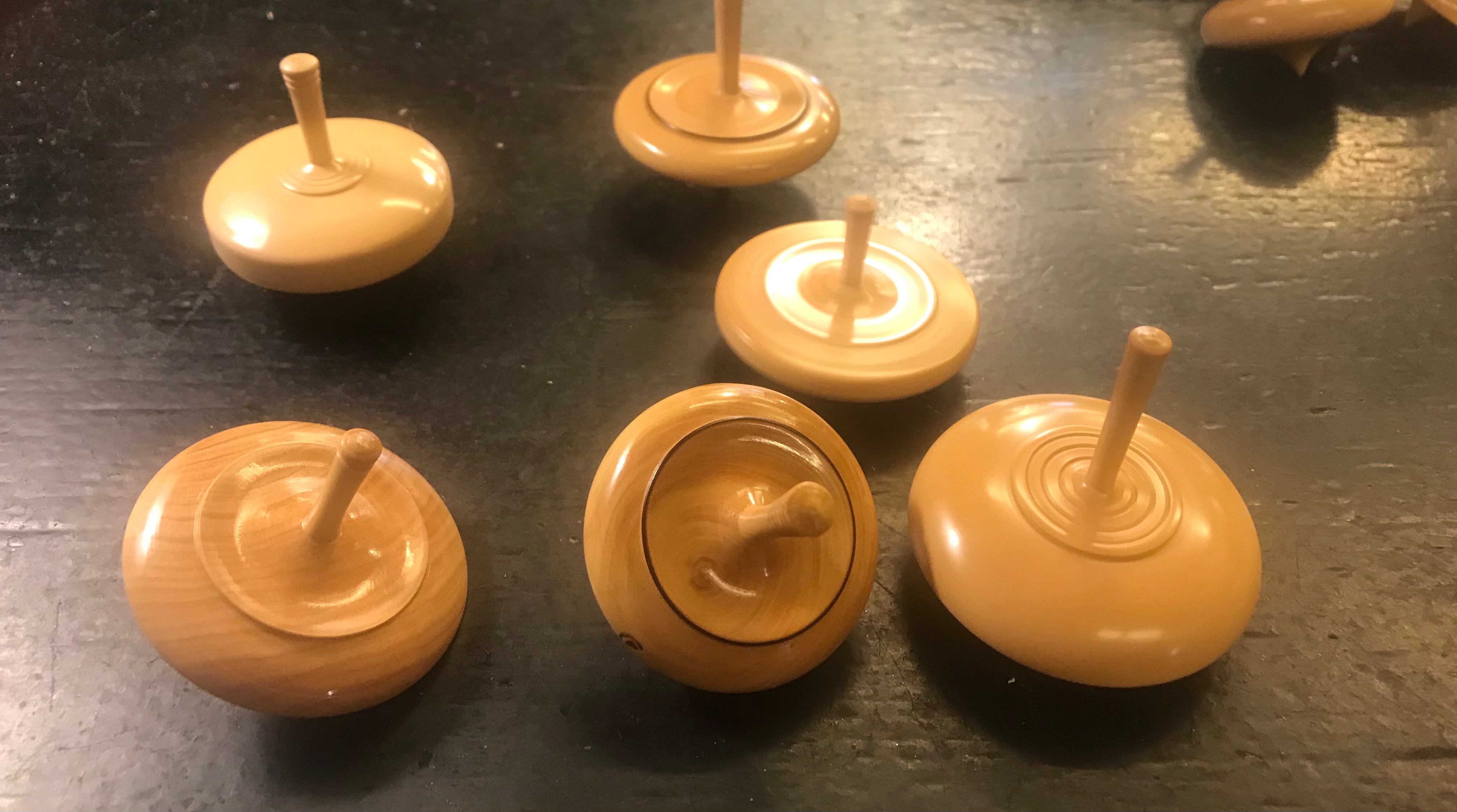 Toupie buis tournée à la main - Toupies cadeau bel objet - Rouge et Noir