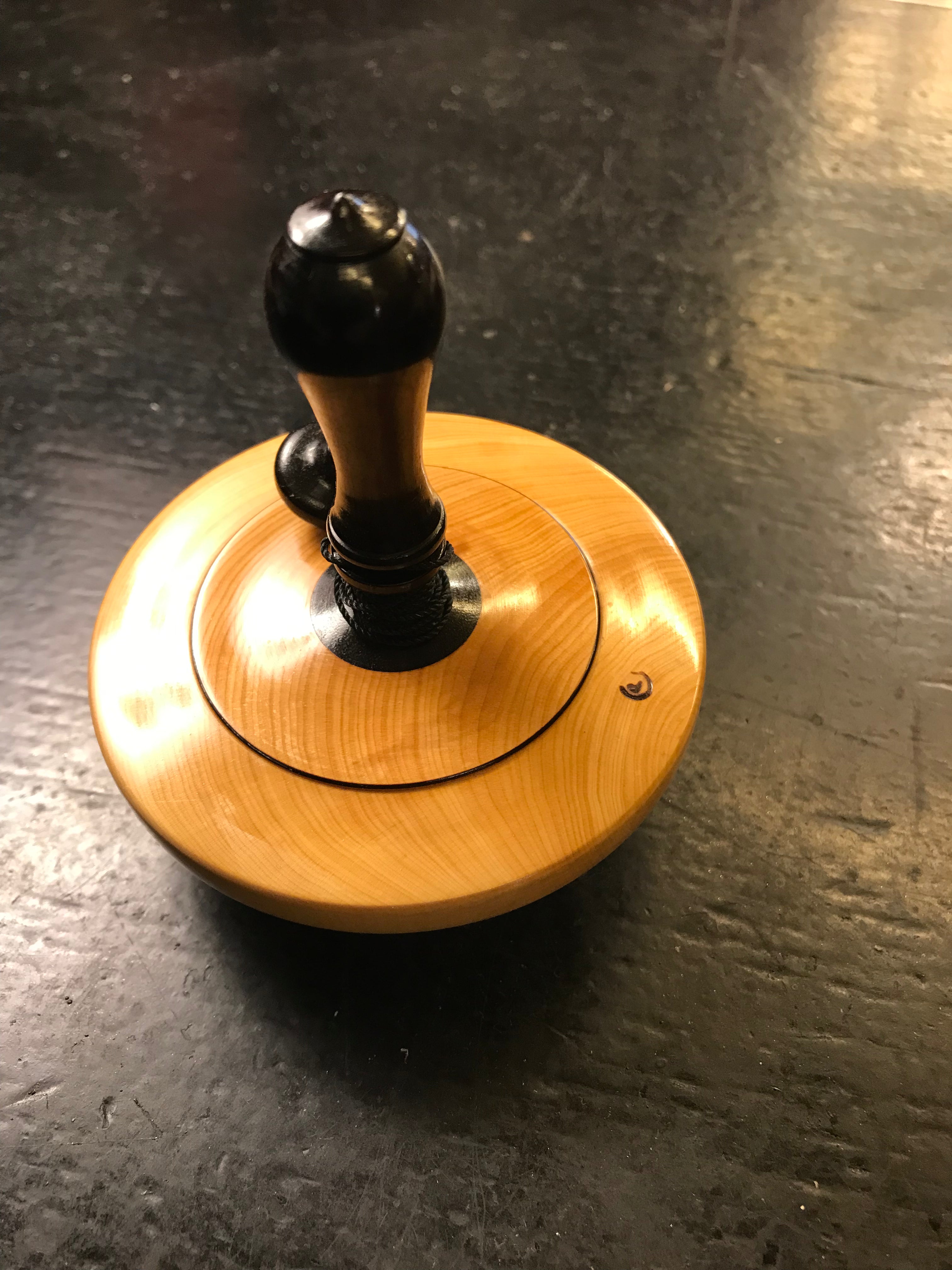 Toupie en buis à bouton d'ébène -GM - Toupies cadeau bel objet - Rouge et Noir