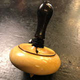 Toupie en buis à bouton d'ébène - Toupies cadeau bel objet - Rouge et Noir