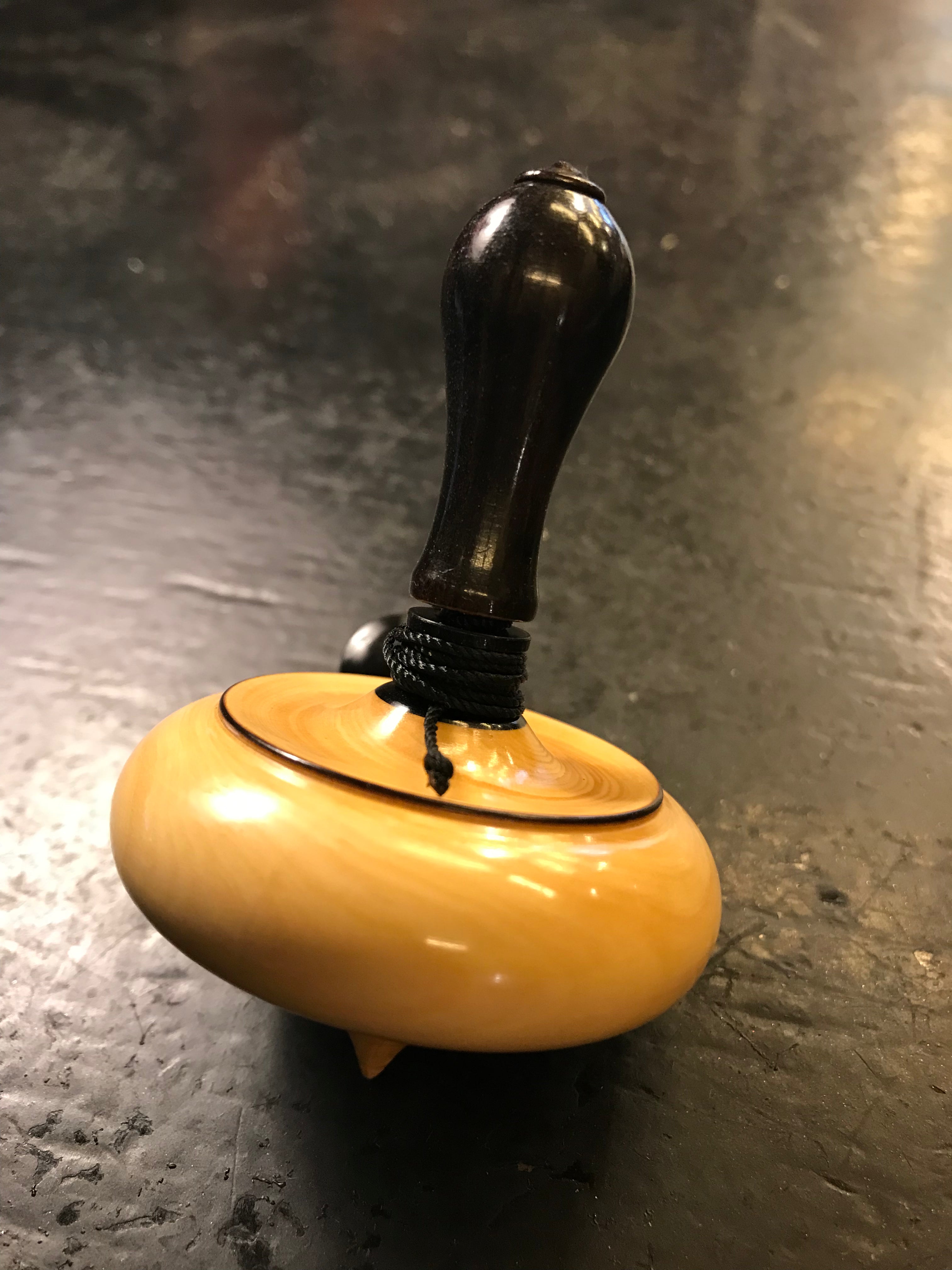 Toupie en buis à bouton d'ébène - Toupies cadeau bel objet - Rouge et Noir