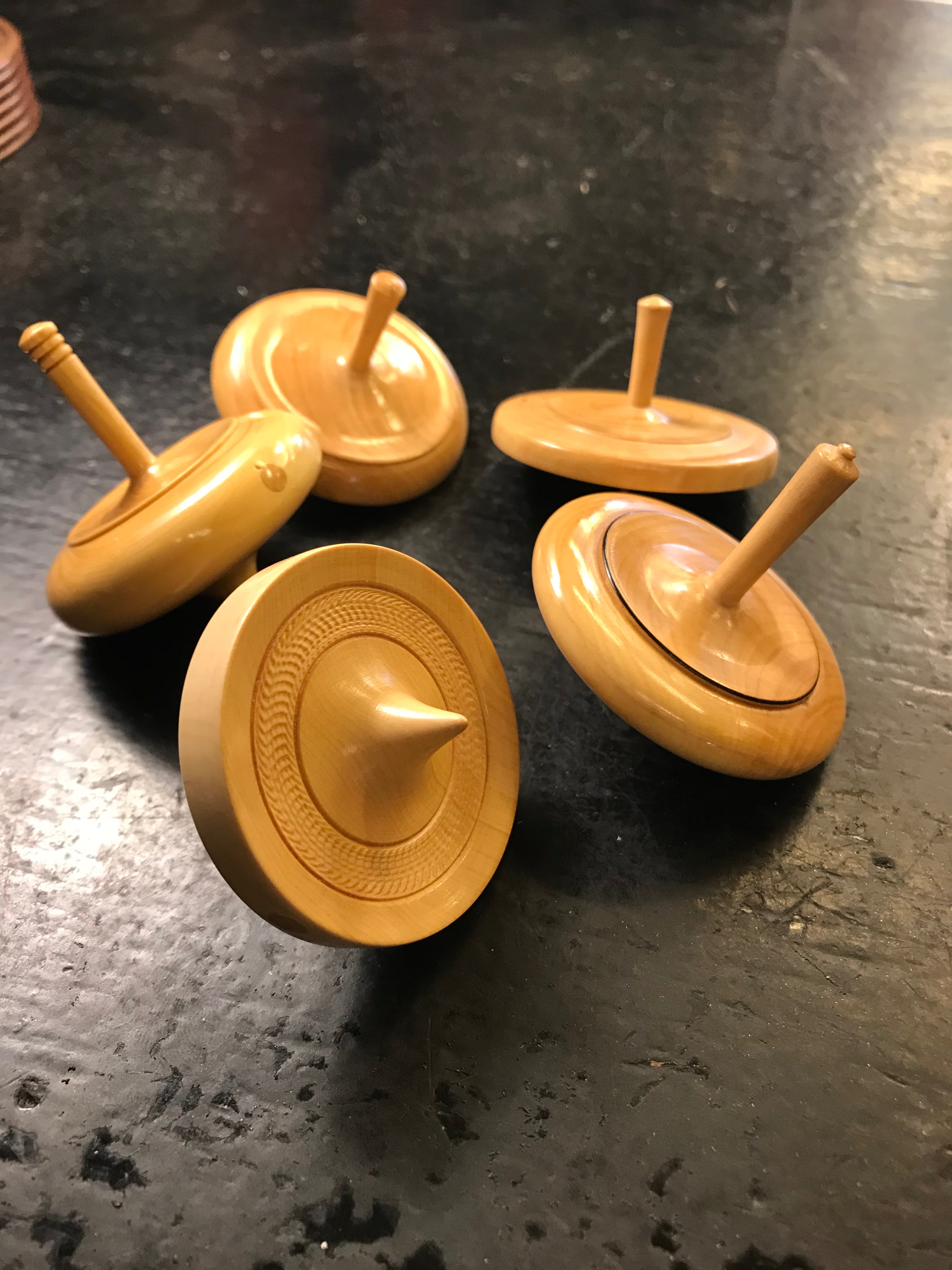 Toupie buis tournée à la main - Toupies cadeau bel objet - Rouge et Noir