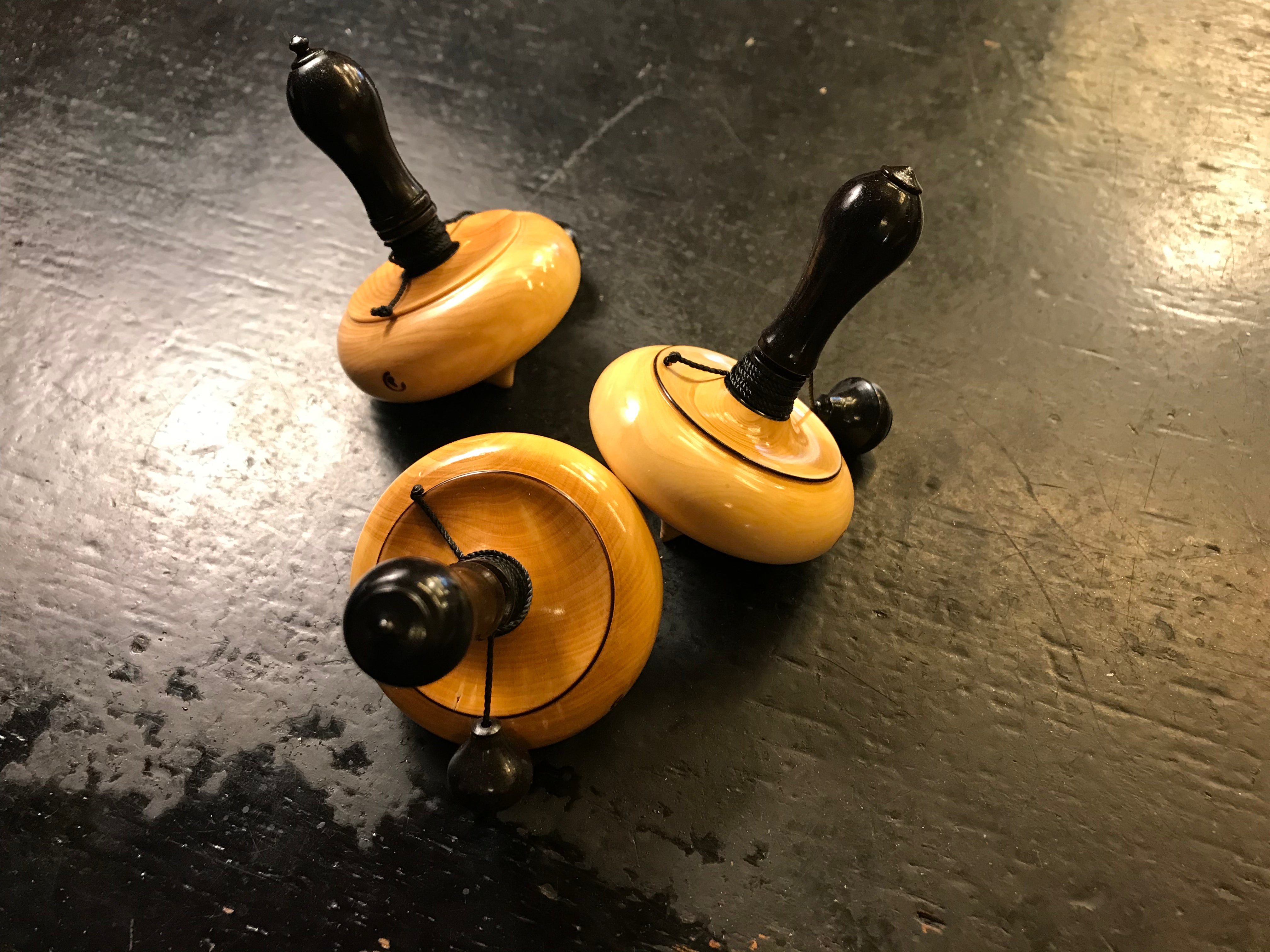 Toupie en buis à bouton d'ébène - Toupies cadeau bel objet - Rouge et Noir