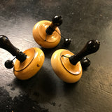 Toupie en buis à bouton d'ébène - Toupies cadeau bel objet - Rouge et Noir