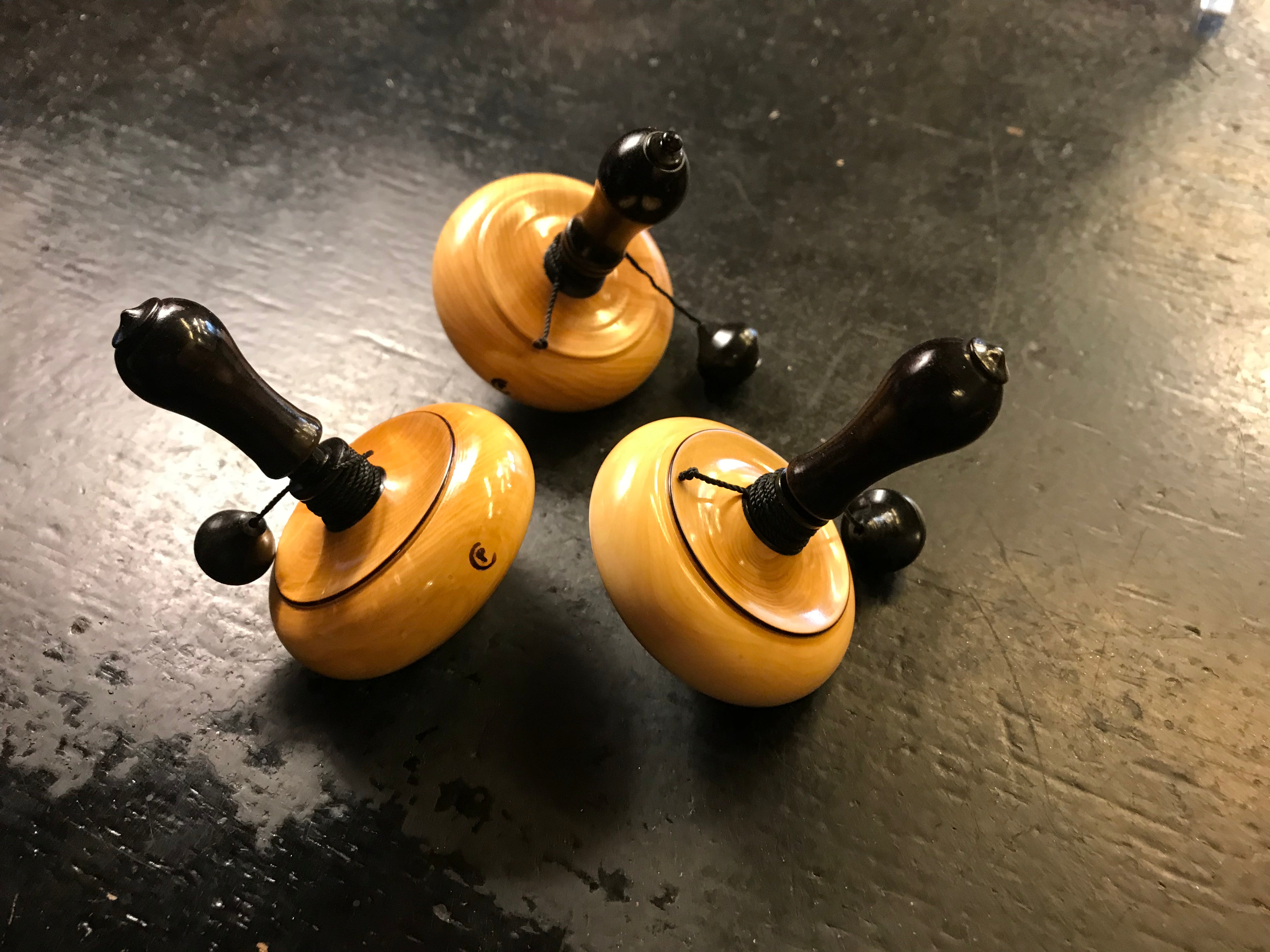 Toupie en buis à bouton d'ébène - Toupies cadeau bel objet - Rouge et Noir