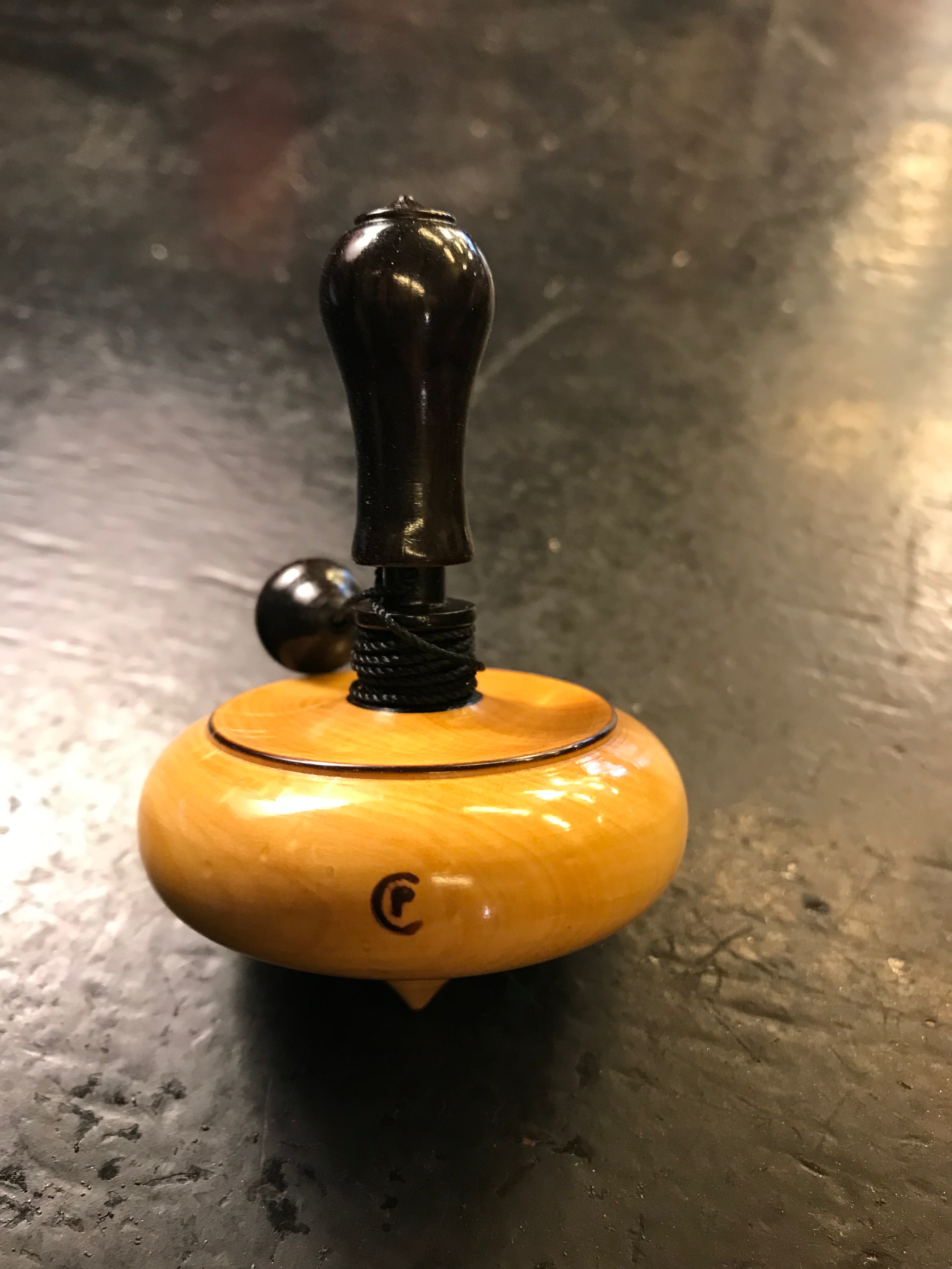 Toupie en buis à bouton d'ébène - Toupies cadeau bel objet - Rouge et Noir