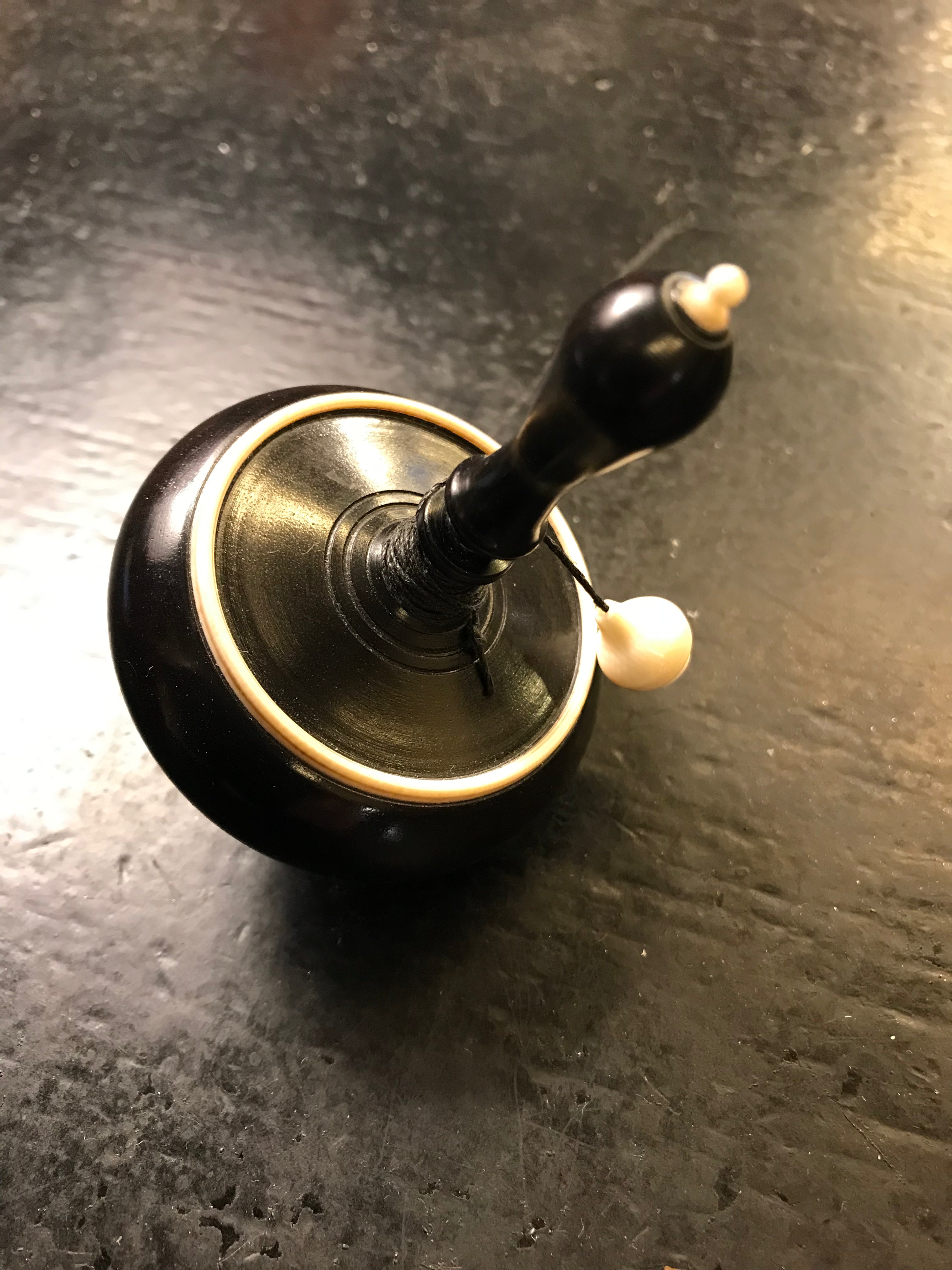 Toupie en ébène et Ivoire à bouton - Toupies cadeau bel objet - Rouge et Noir