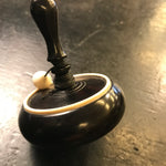 Toupie en ébène et Ivoire à bouton - Toupies cadeau bel objet - Rouge et Noir