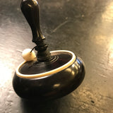 Toupie en ébène et Ivoire à bouton - Toupies cadeau bel objet - Rouge et Noir