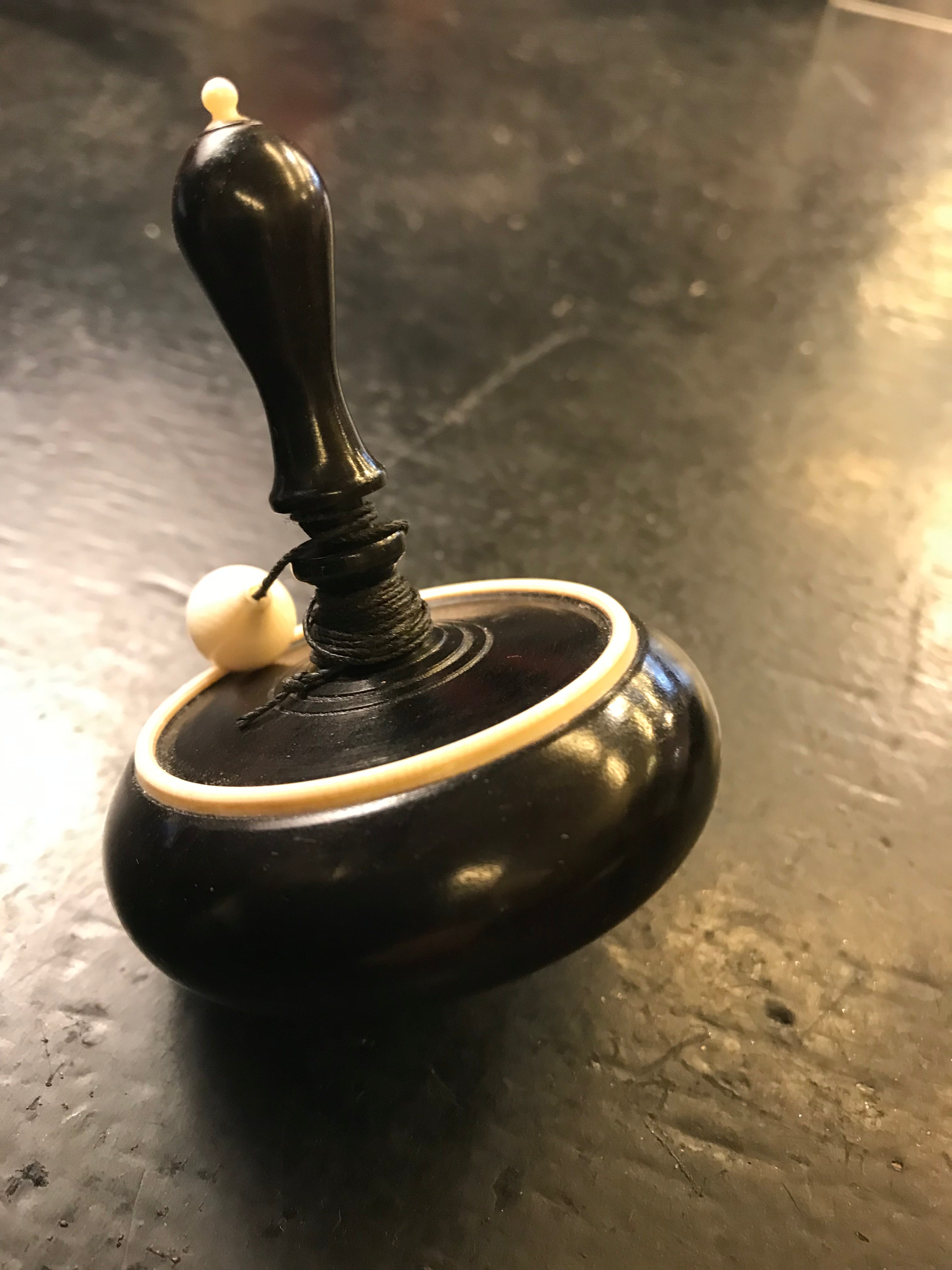 Toupie en ébène et Ivoire à bouton - Toupies cadeau bel objet - Rouge et Noir