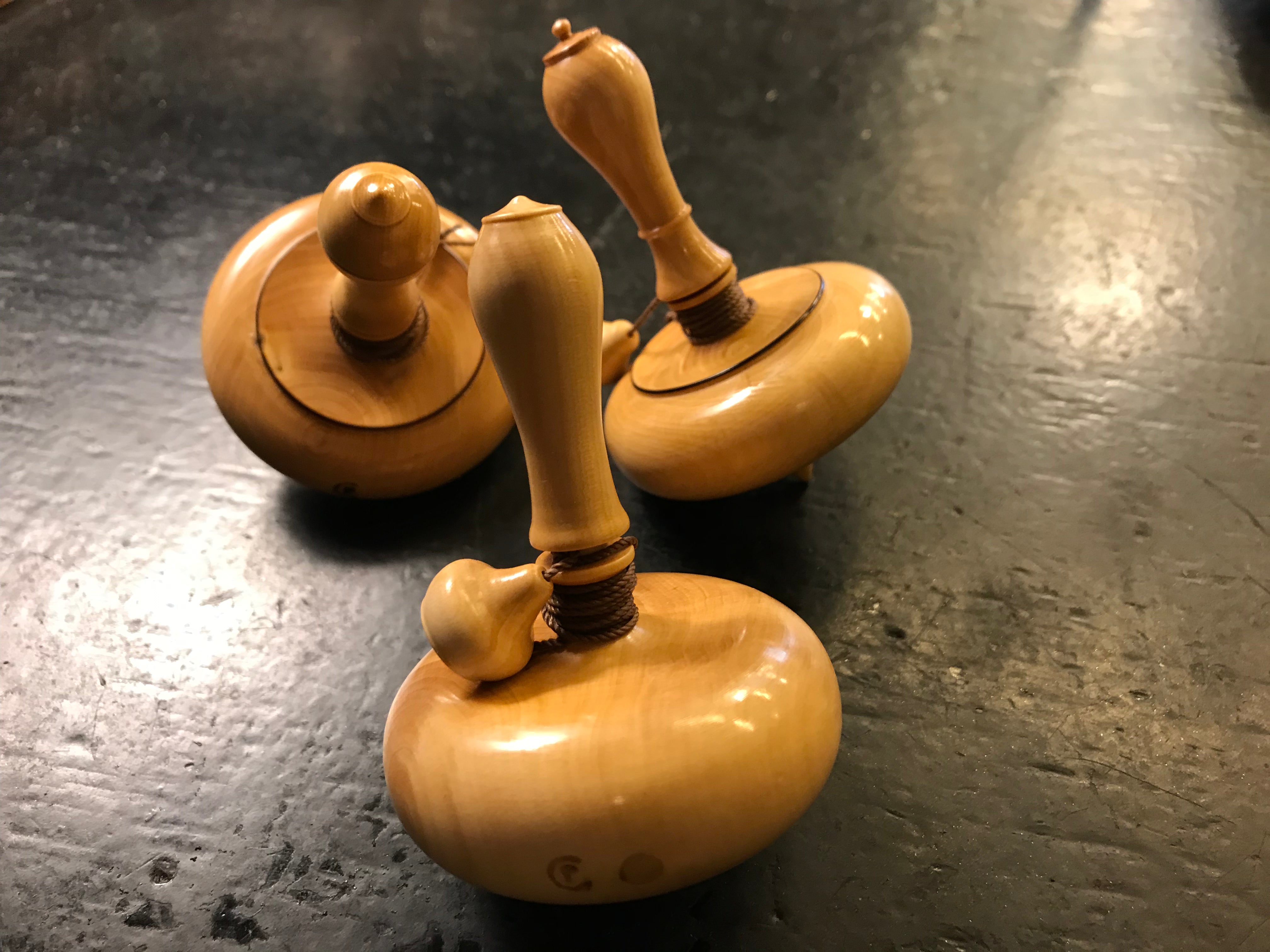 Toupie en buis à bouton - Toupies cadeau bel objet - Rouge et Noir