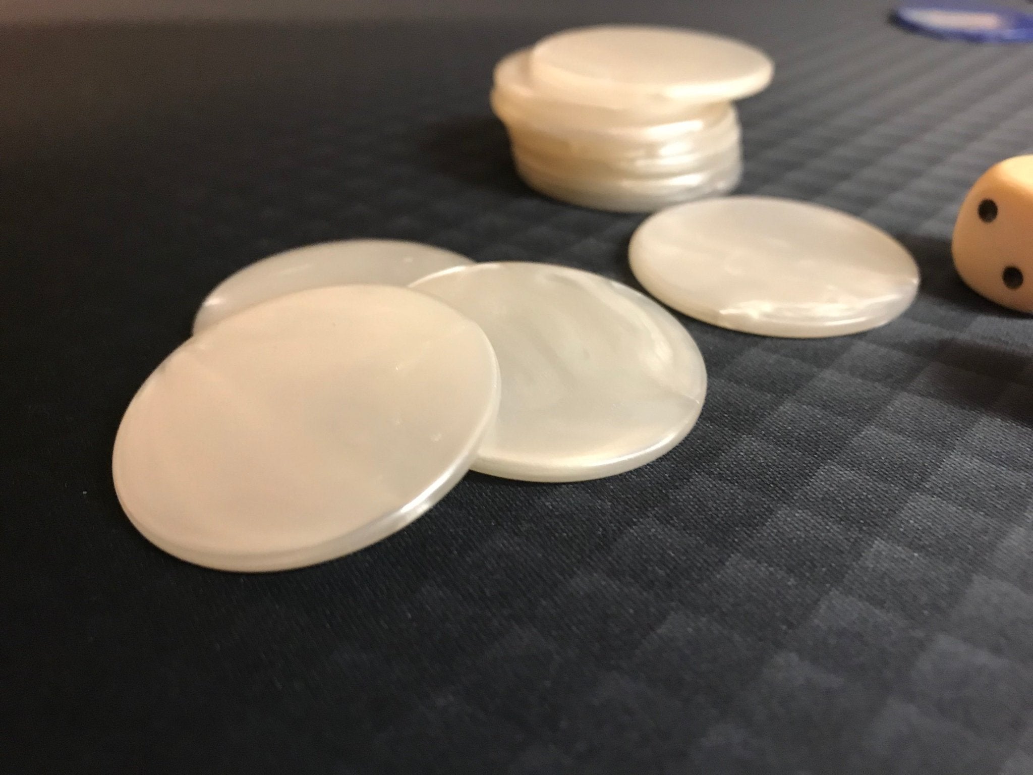 Jetons de 421 marbrés - Blanc - par 25 - jeu de dés coffret de dés - Rouge et Noir